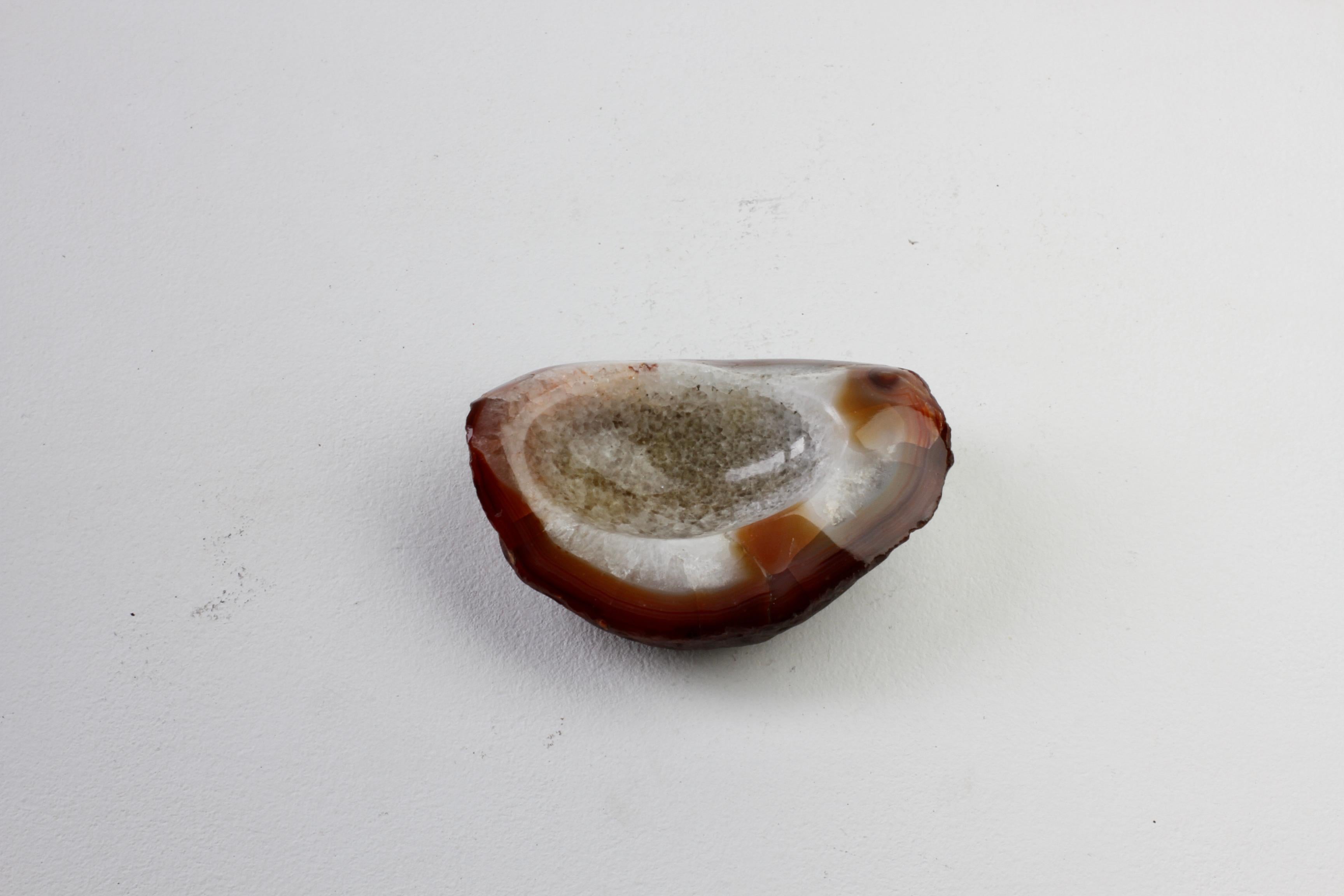 Geschnitzt Mitte des Jahrhunderts Brown Achat Crystal Stone Organic Dish, Vide-Poche oder Aschenbecher (Ende des 20. Jahrhunderts) im Angebot