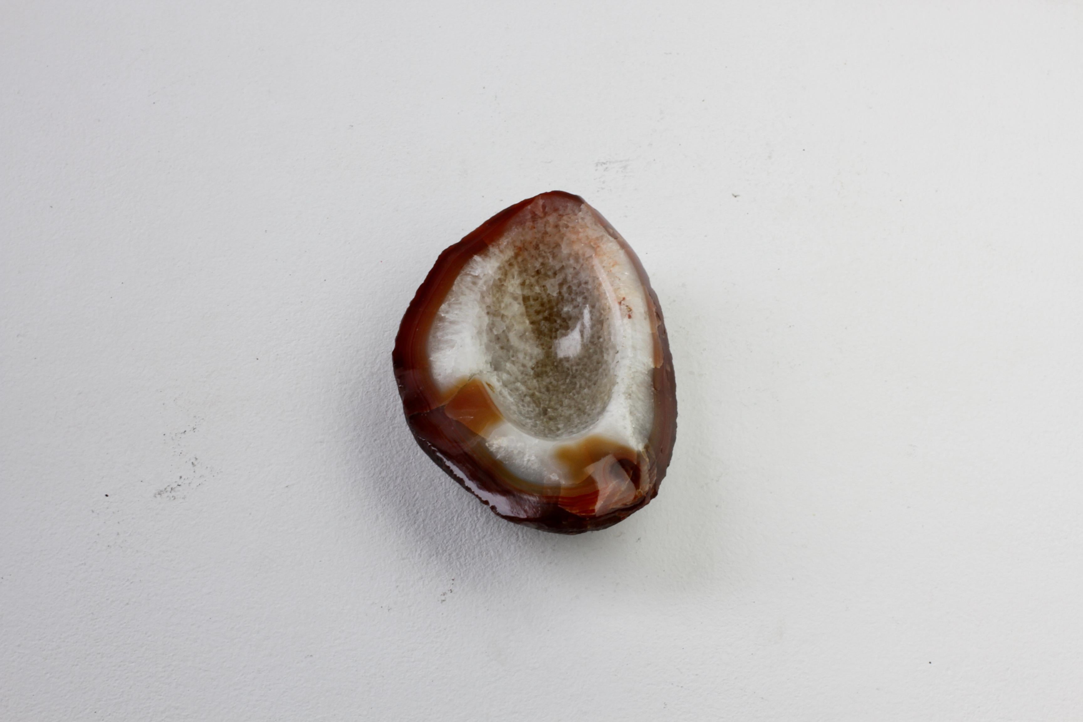 Geschnitzt Mitte des Jahrhunderts Brown Achat Crystal Stone Organic Dish, Vide-Poche oder Aschenbecher im Angebot 1