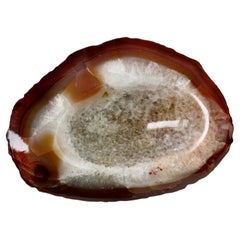 Plat organique, vide-poche ou cendrier sculpté en pierre de cristal d'agate Brown du milieu du siècle dernier