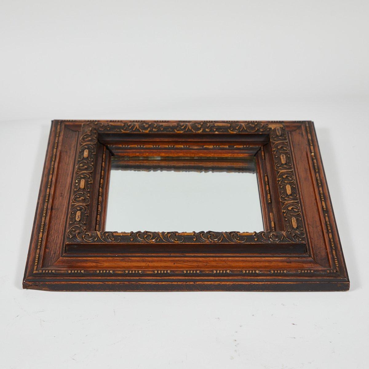 Questo specchio tardo inglese presenta una cornice in quercia meticolosamente intagliata, messa in risalto dalla sua forma spessa e quadrata e dal vetro smussato. I dettagli ornamentali ma sobri e la ricca patina naturale le conferiscono un