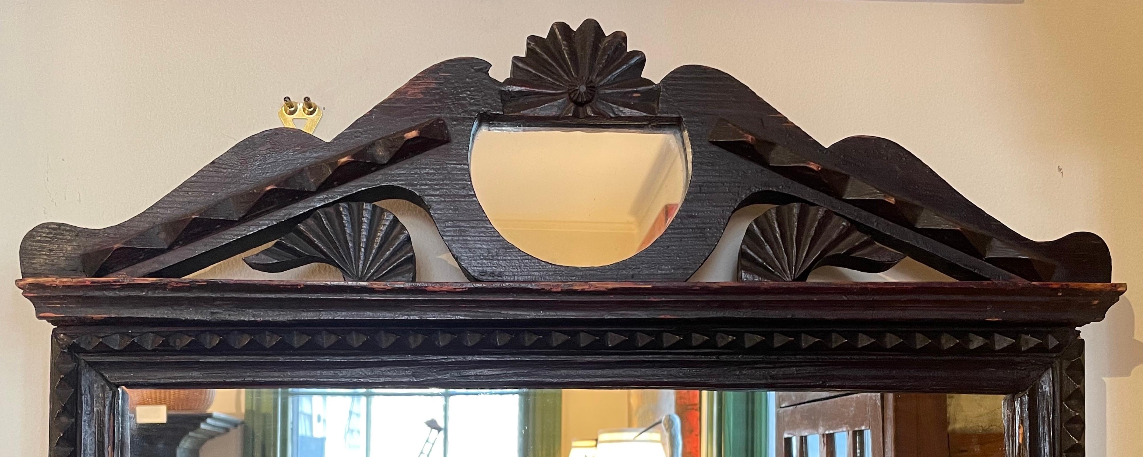 Miroir en chêne du XIXe siècle, avec fronton très décoratif, découpes et gravures sur toute la surface.