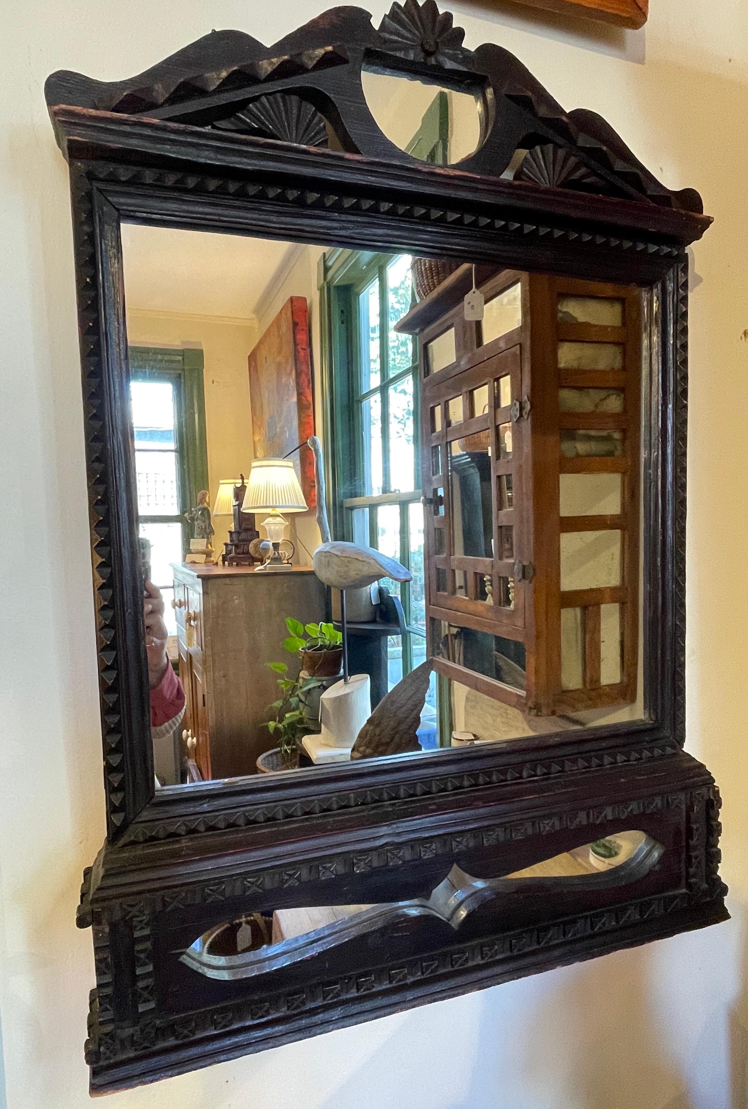 Miroir en chêne sculpté de manière décorative avec détails découpés, XIXe siècle en vente 4