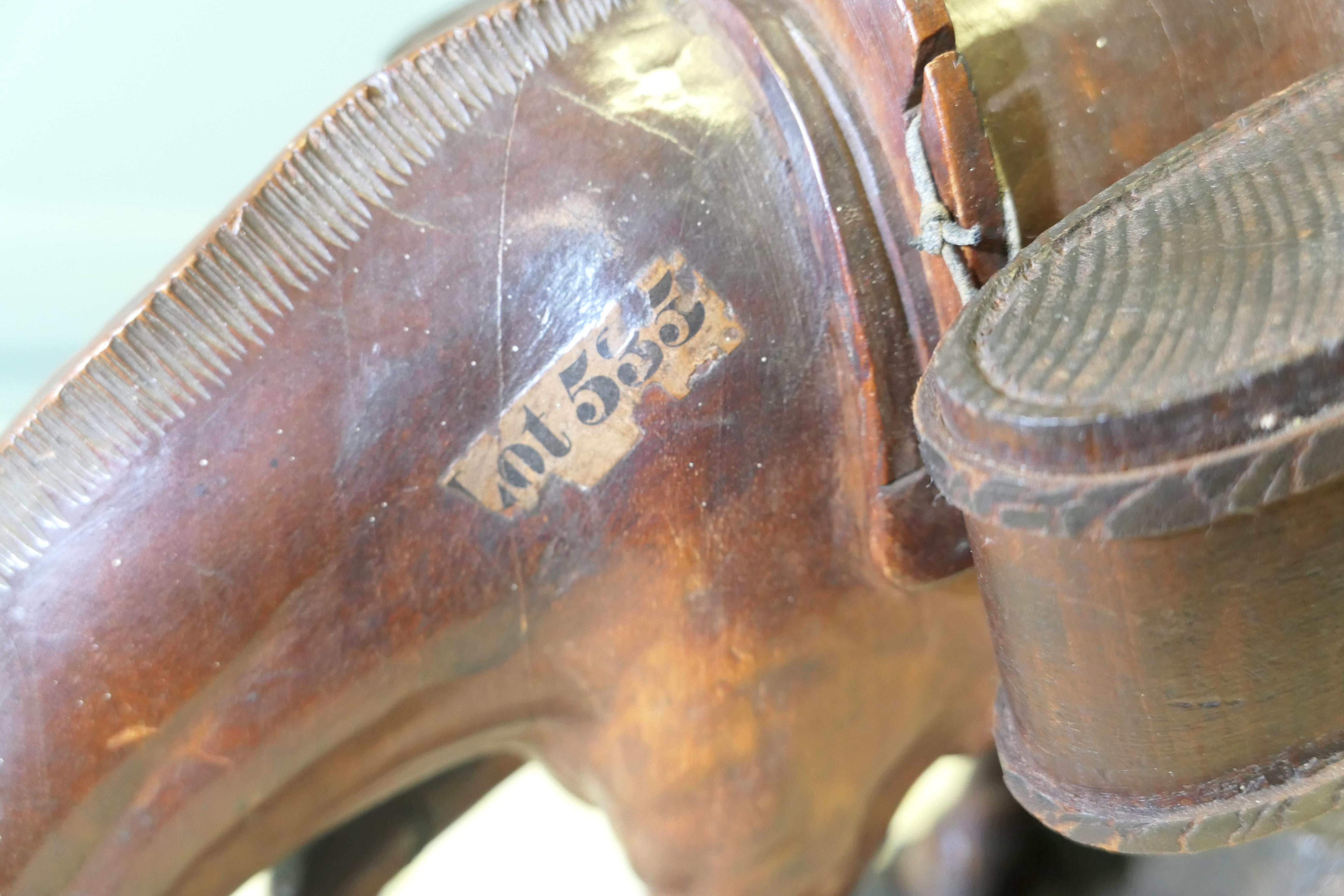 Début du 20ème siècle Modèle sculpté d'un cheval de Mongolie  Cette rare et belle trouvaille en vente