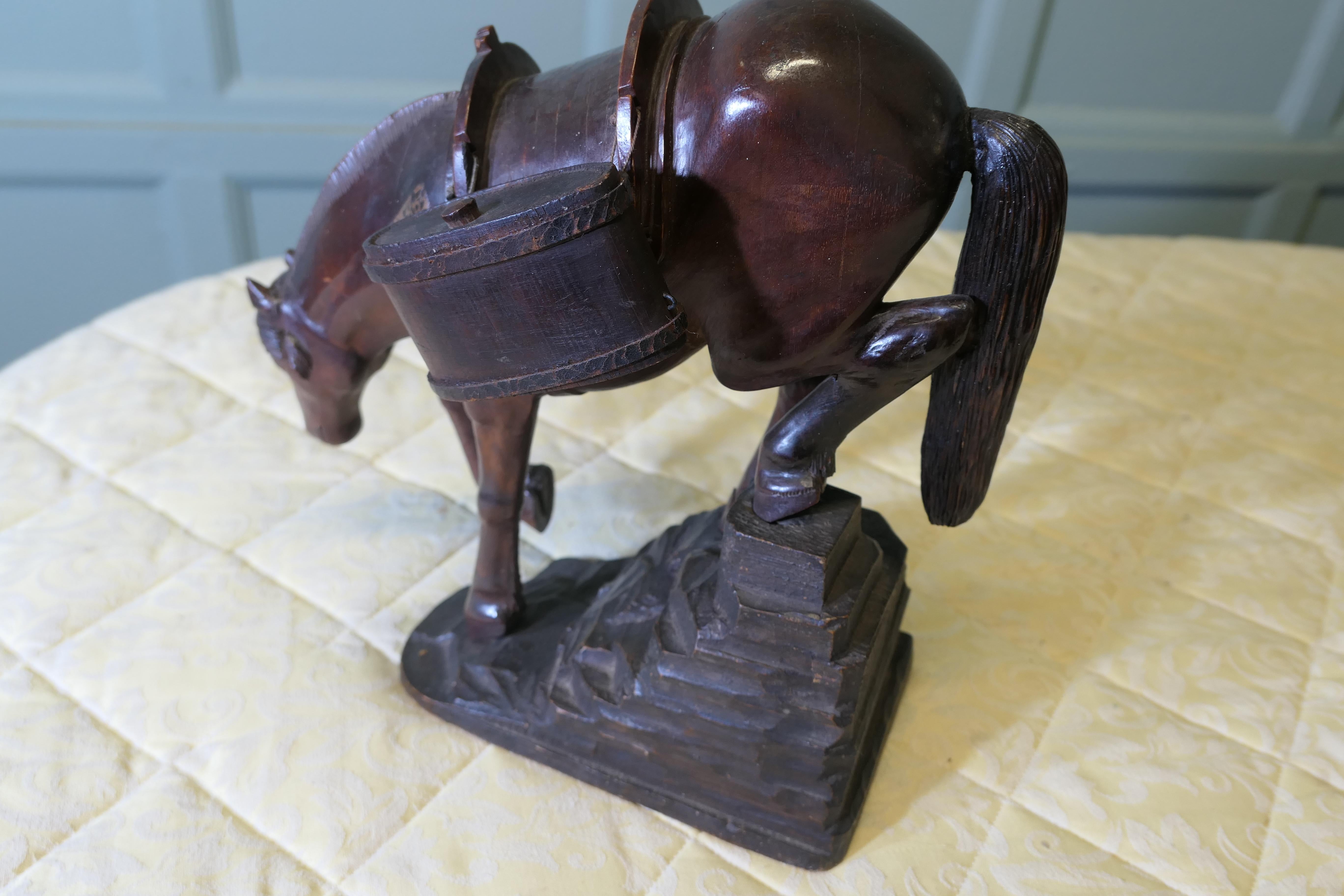 Noyer Modèle sculpté d'un cheval de Mongolie  Cette rare et belle trouvaille en vente