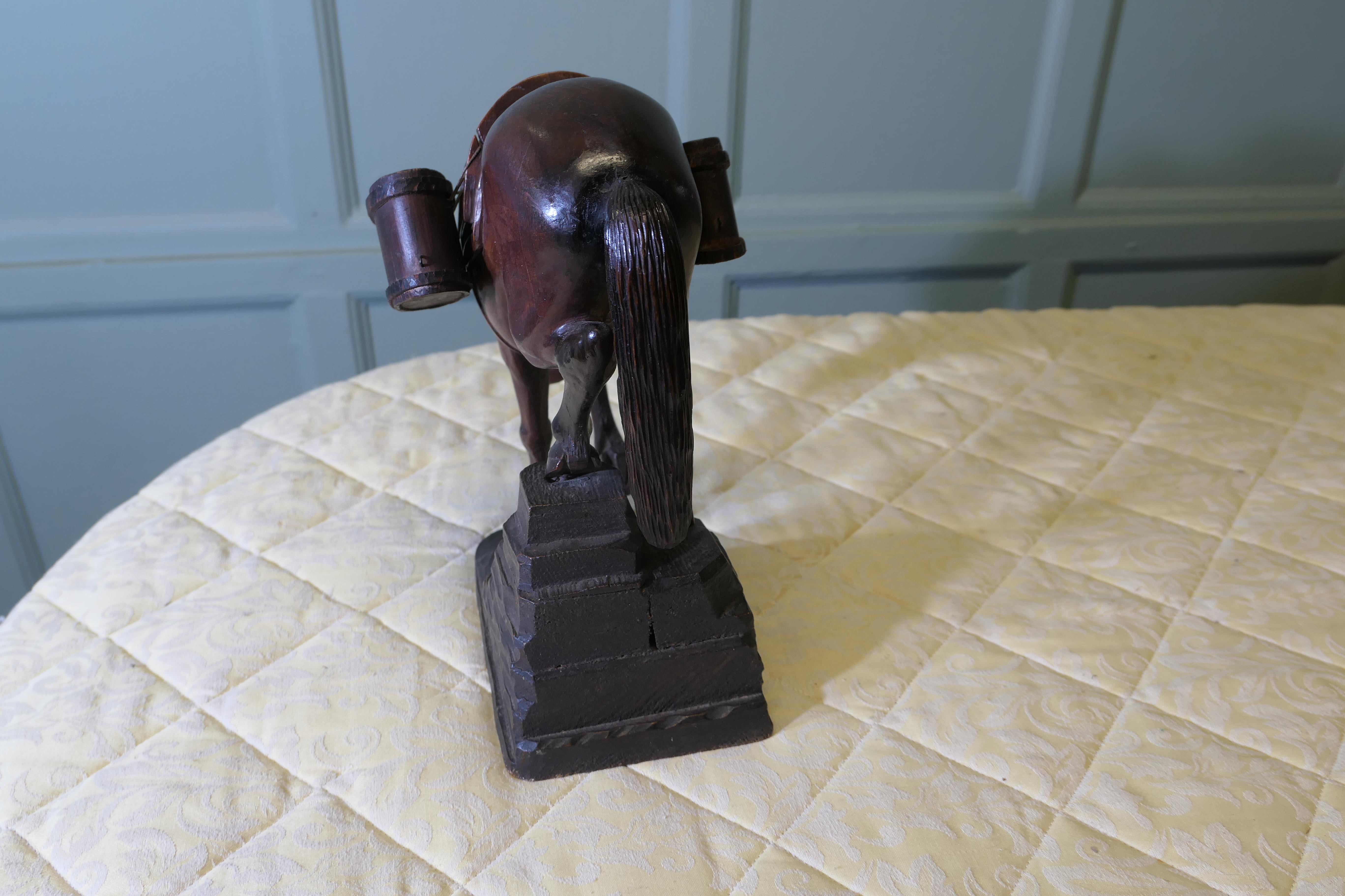 Modèle sculpté d'un cheval de Mongolie  Cette rare et belle trouvaille en vente 2