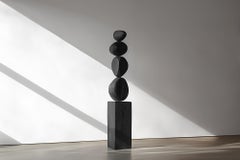 Totem moderne sculpté en bois massif noir foncé Elegance, Still Stand No95