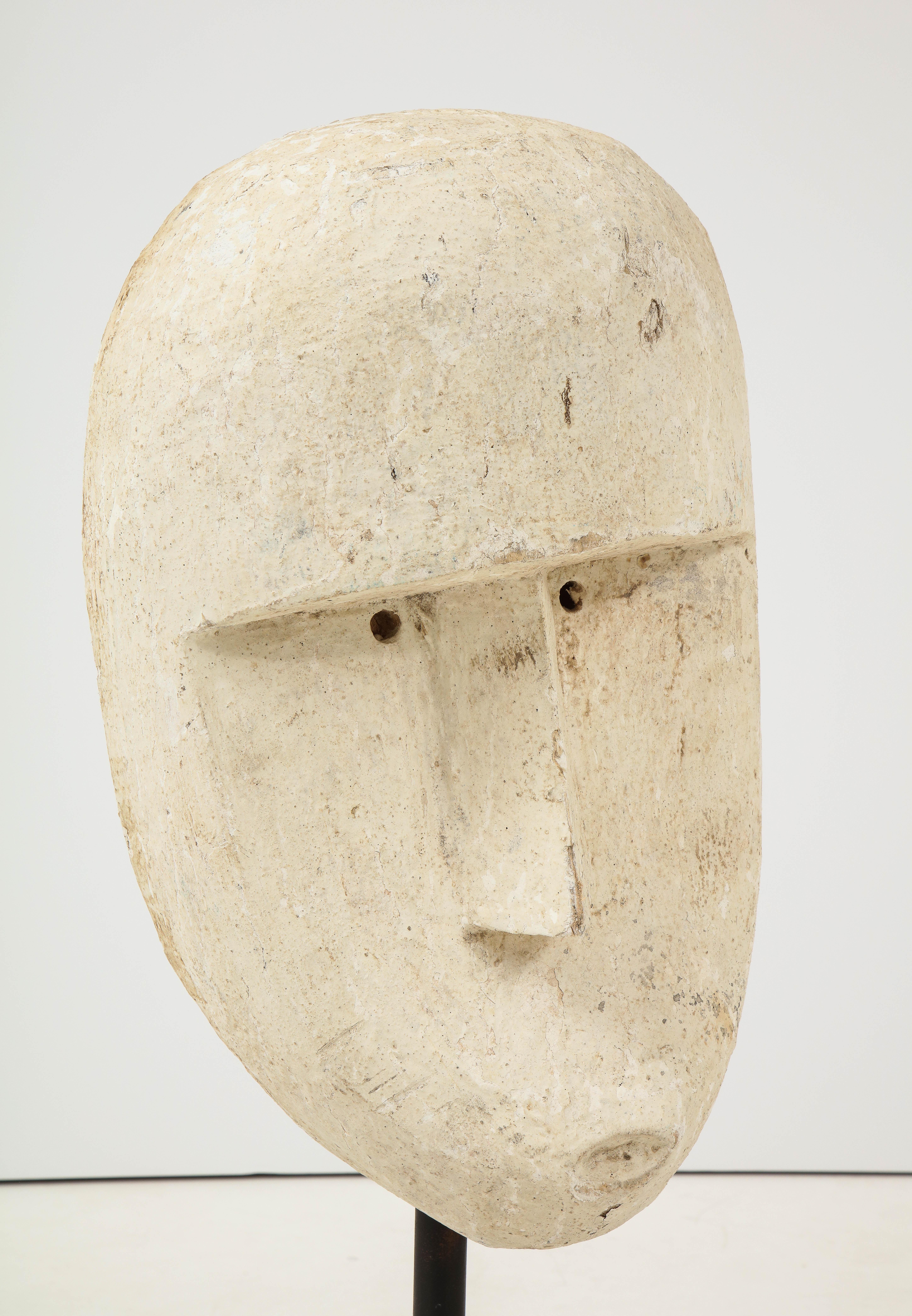 Geschnitzte modernistische Gipsmaske-Skulpturen aus Gips (Ende des 20. Jahrhunderts) im Angebot