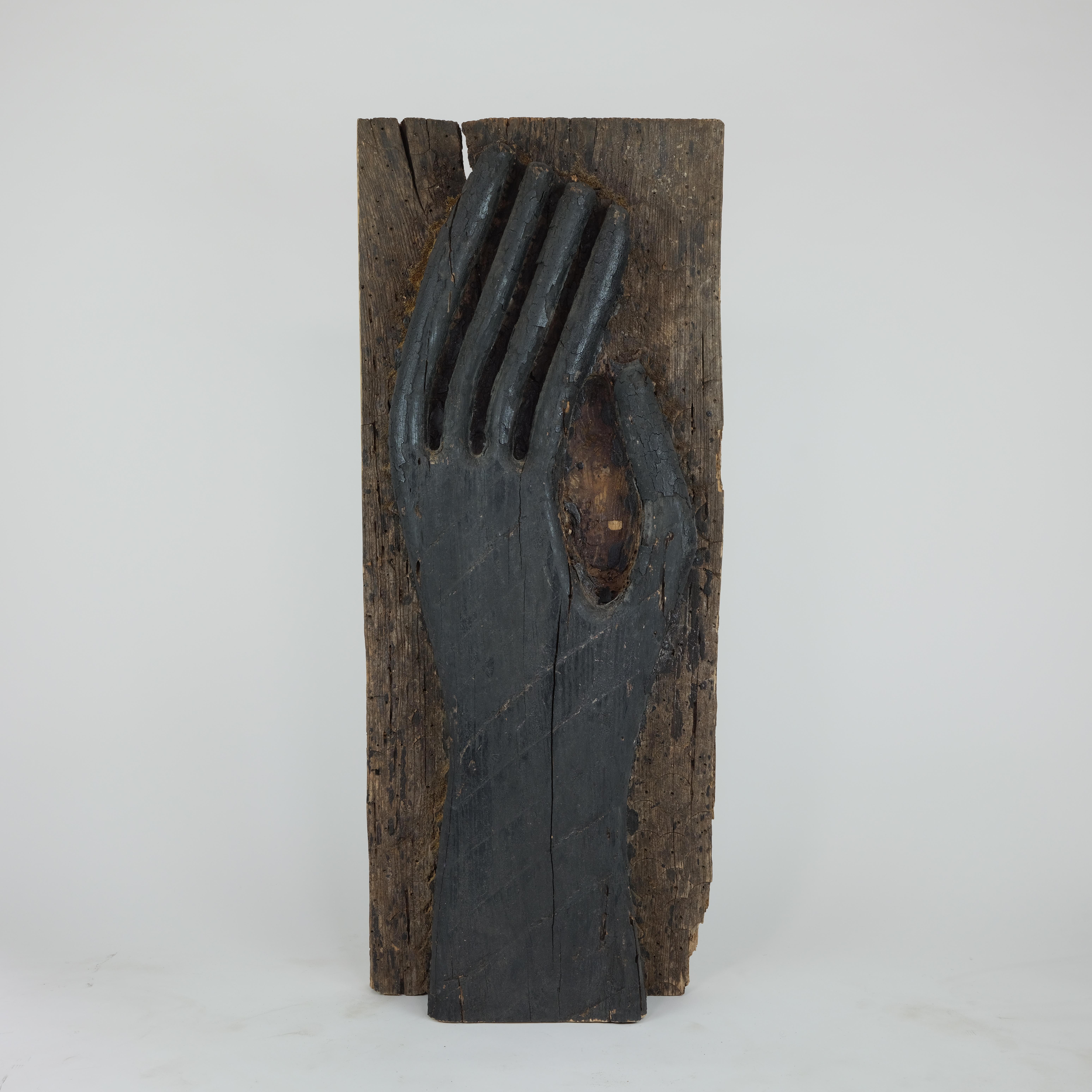 Scultura autoportante in scala monumentale di una rappresentazione moderna di una mano.

Dipinto con numerosi strati di smalto nero con segni di erosione e di età, questo pezzo ha trascorso molto tempo all'esterno e ne mostra i segni con un'usura
