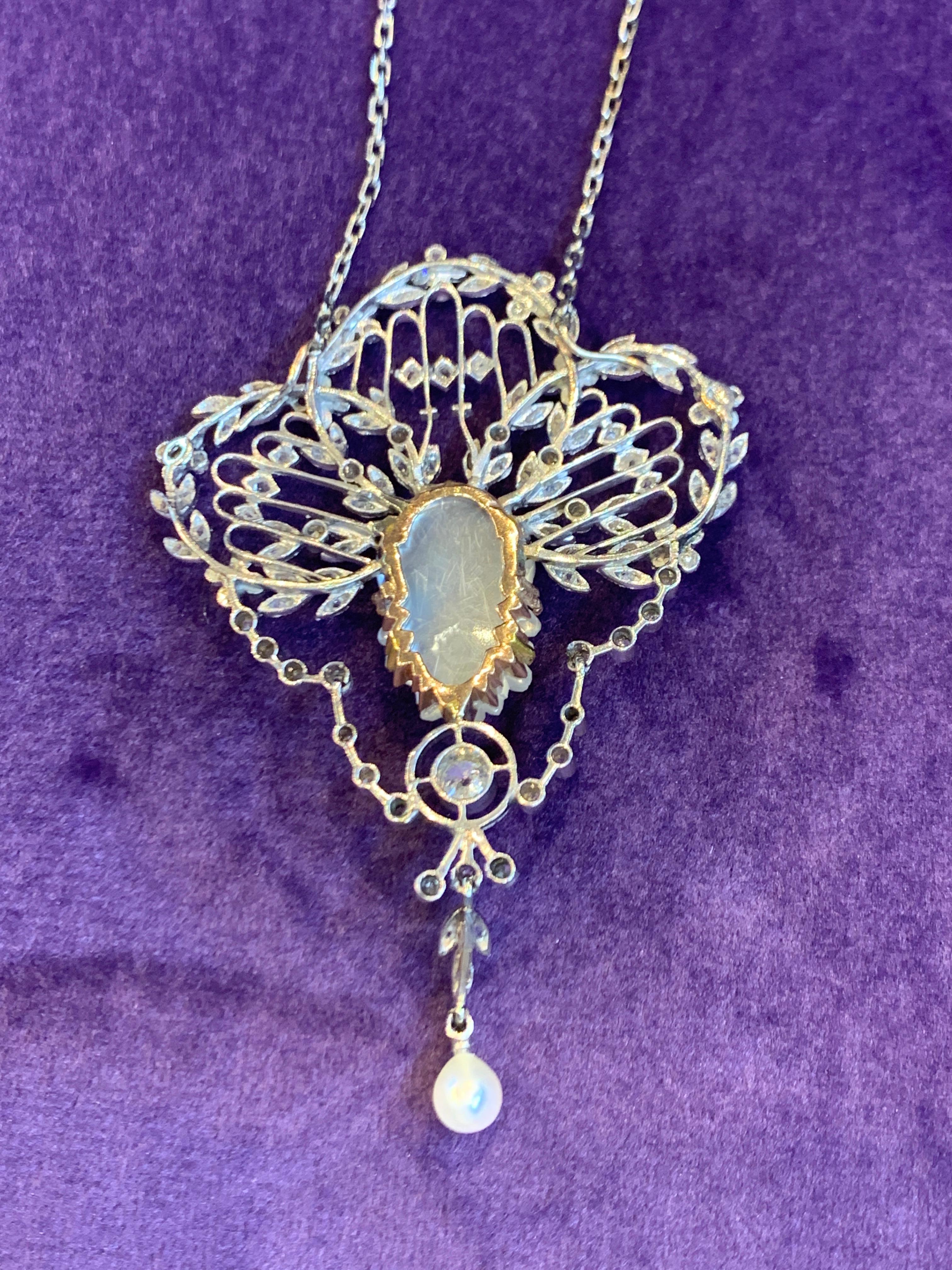 Collier avec pendentif en diamant et pierre de lune sculptée en vente 5