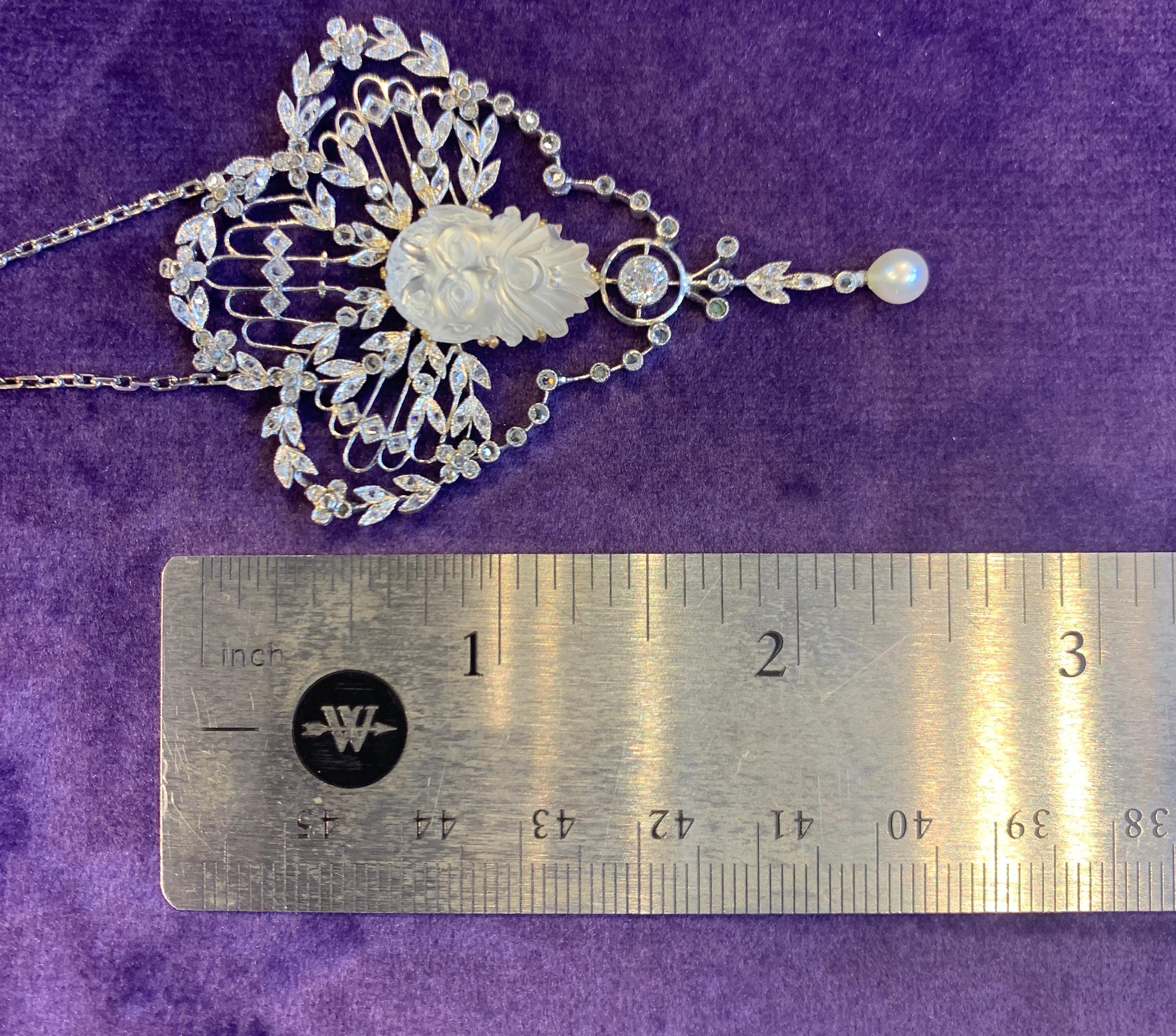 Collier avec pendentif en diamant et pierre de lune sculptée en vente 2
