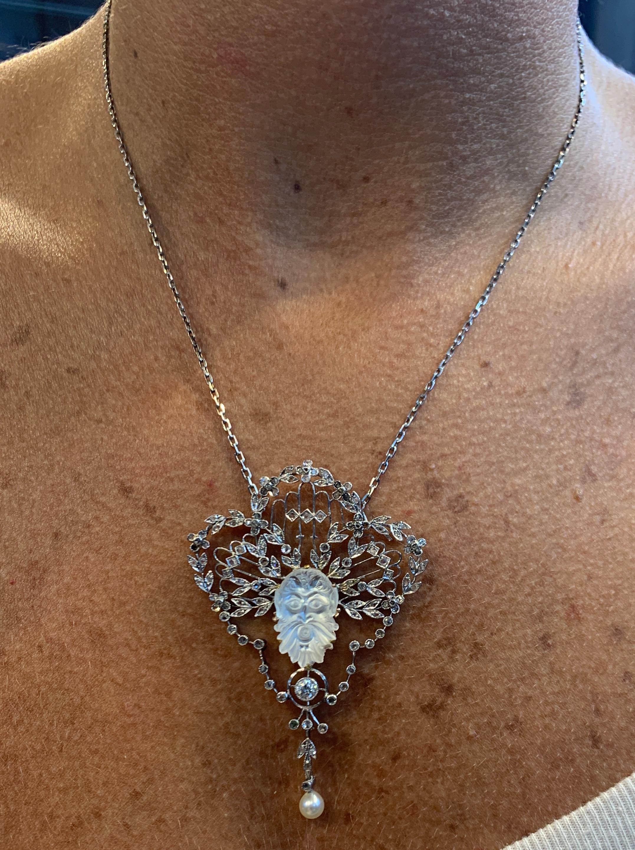 Collier avec pendentif en diamant et pierre de lune sculptée en vente 3