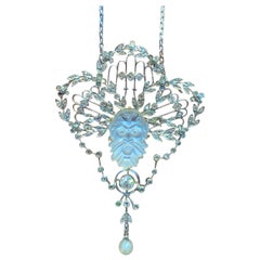 Collier avec pendentif en diamant et pierre de lune sculptée