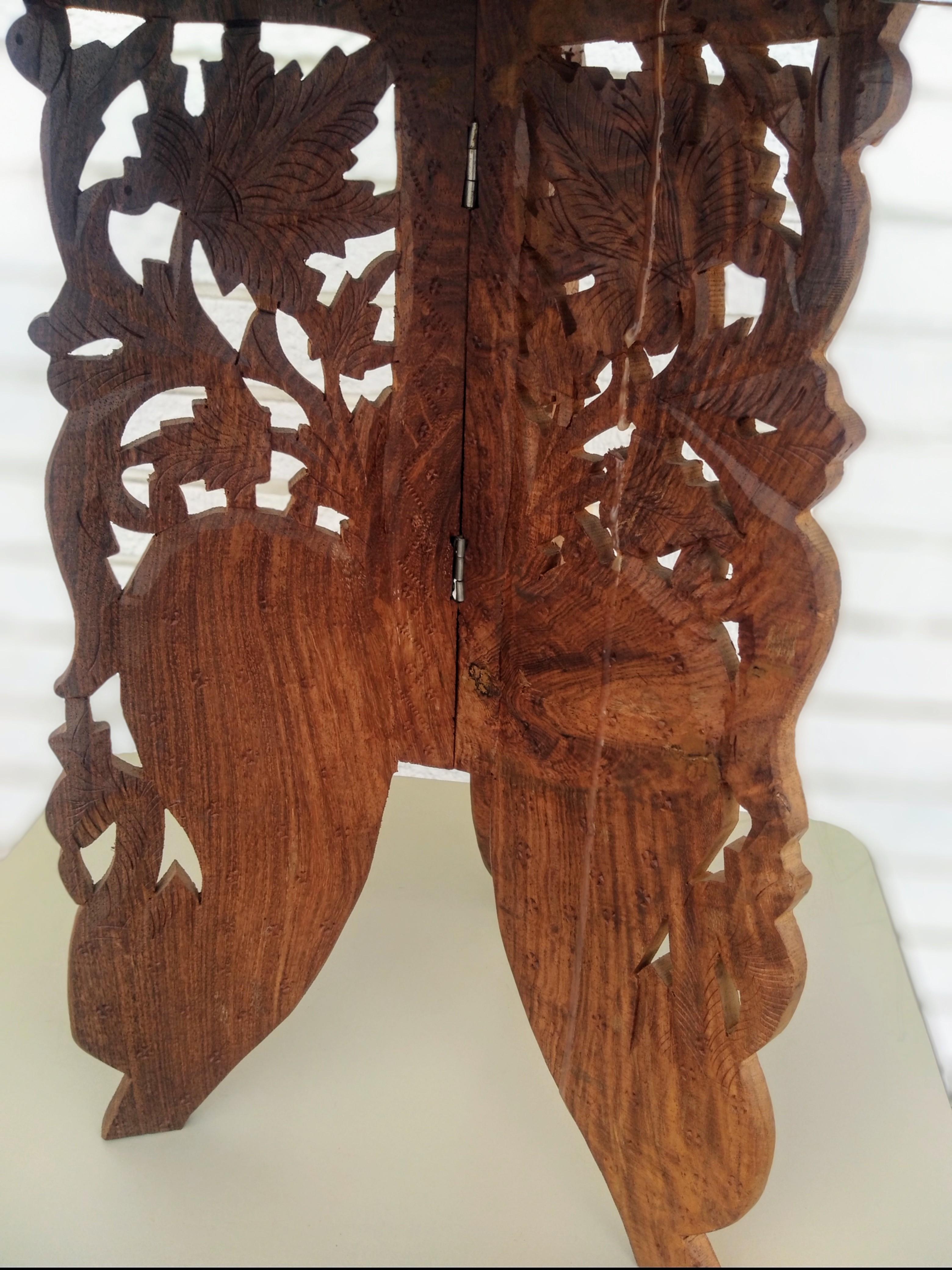 Marocain Table d'appoint marocaine sculptée et incrustée de laiton en vente