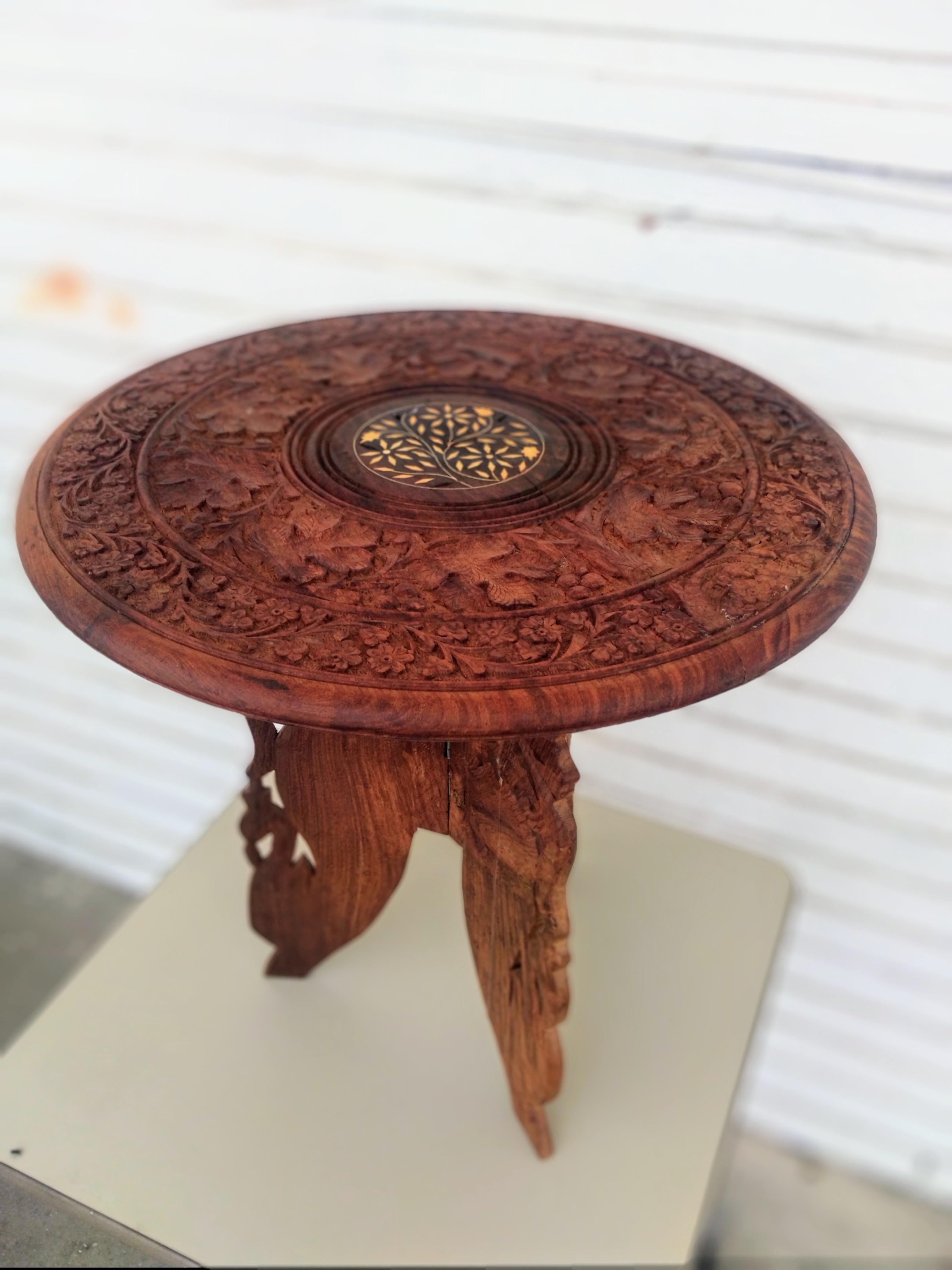 Sculpté à la main Table d'appoint marocaine sculptée et incrustée de laiton en vente