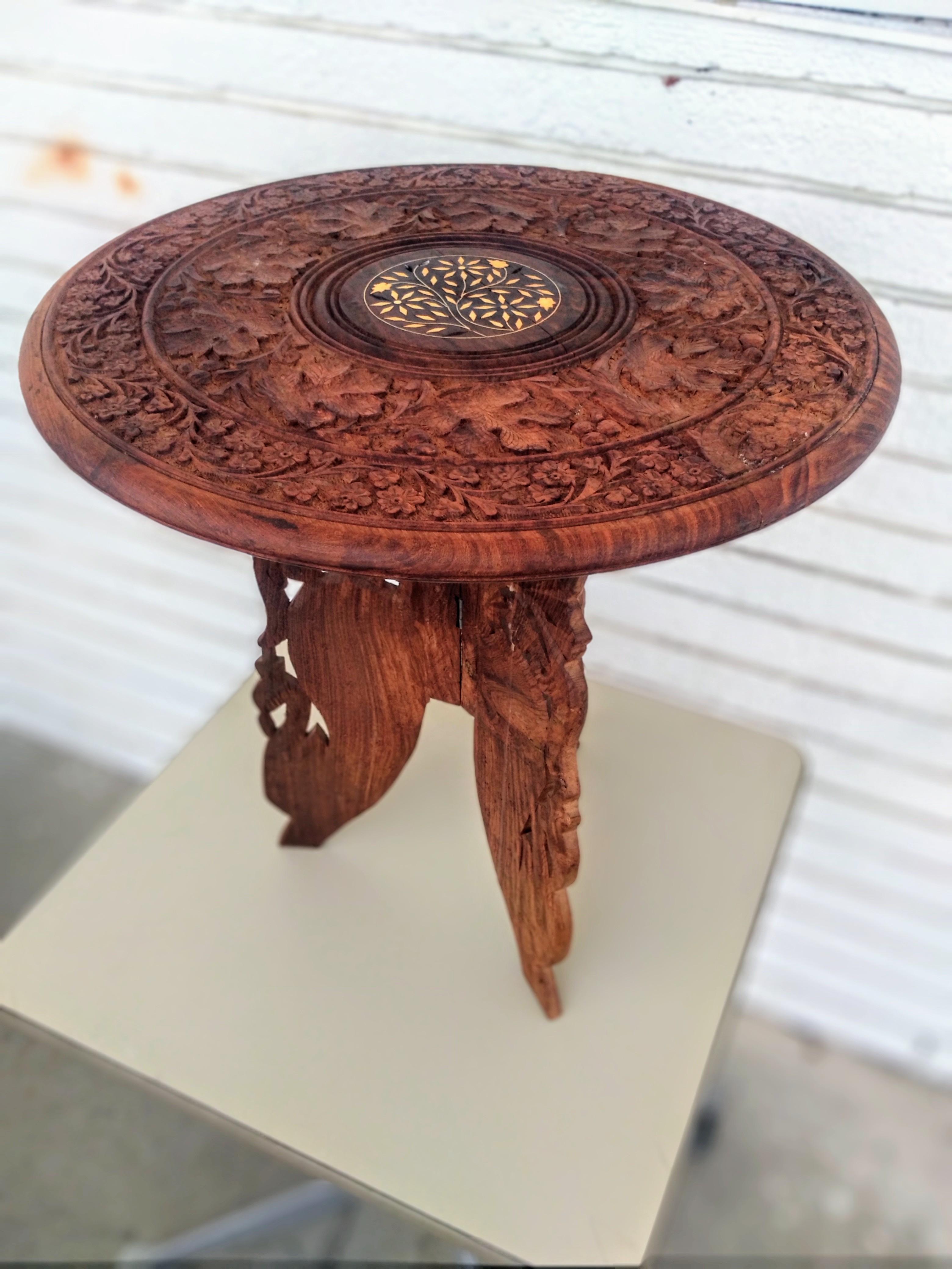 Table d'appoint marocaine sculptée et incrustée de laiton Bon état - En vente à Pasadena, TX