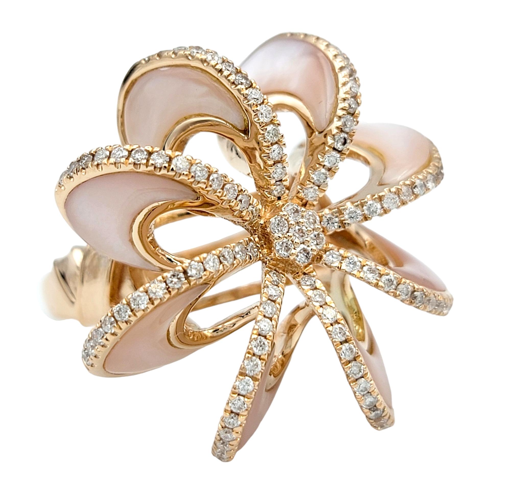 Misura dell'anello: 7

Questo straordinario anello da cocktail con design a girandola intagliata, incastonato in oro rosa 14 carati, è un pezzo straordinario che presenta una madreperla rosa delicatamente intagliata e diamanti, disposti in un
