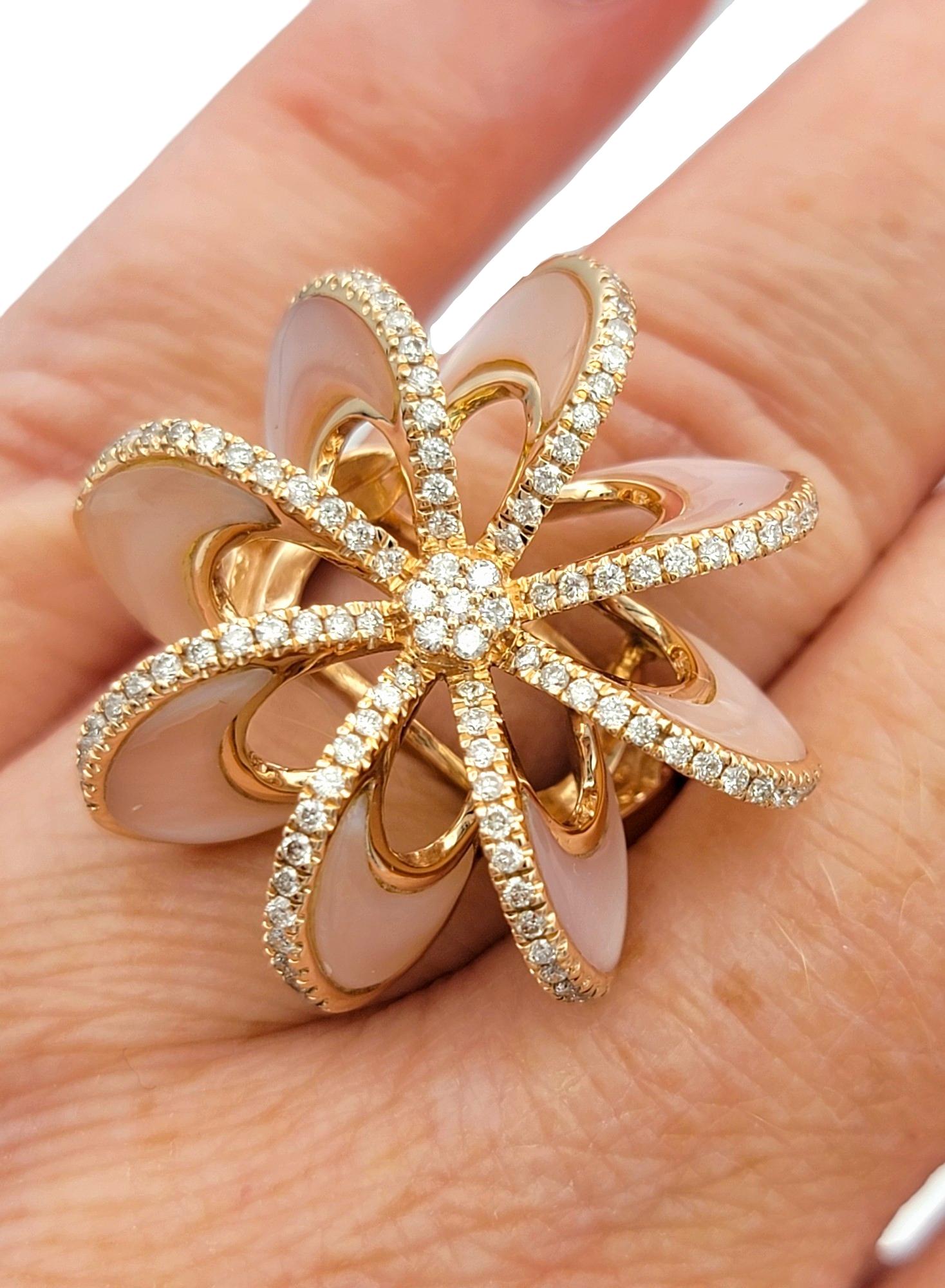 Anello da cocktail con madreperla intagliata e girandola di diamanti in oro rosa 14 carati in vendita 1