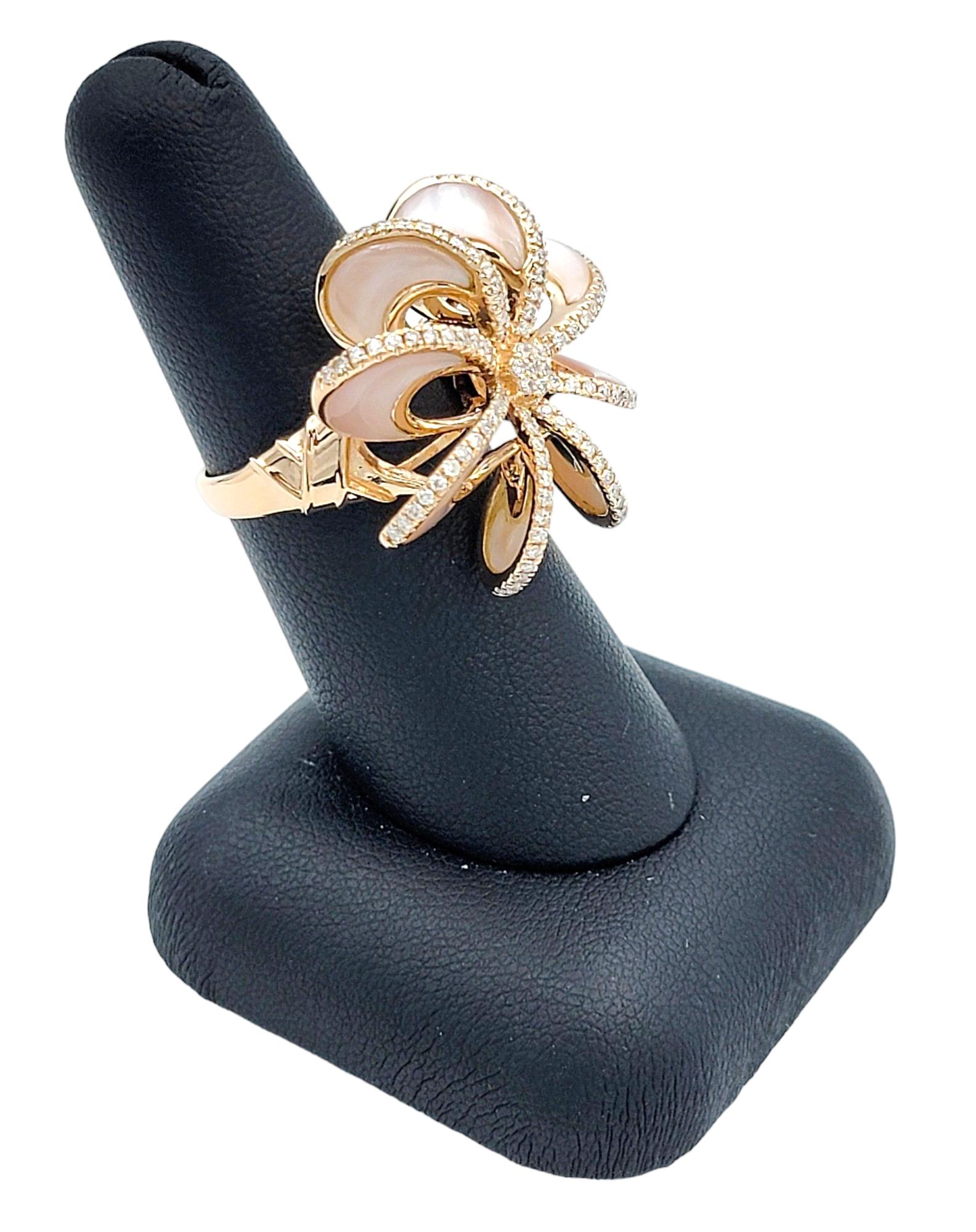 Anello da cocktail con madreperla intagliata e girandola di diamanti in oro rosa 14 carati in vendita 3