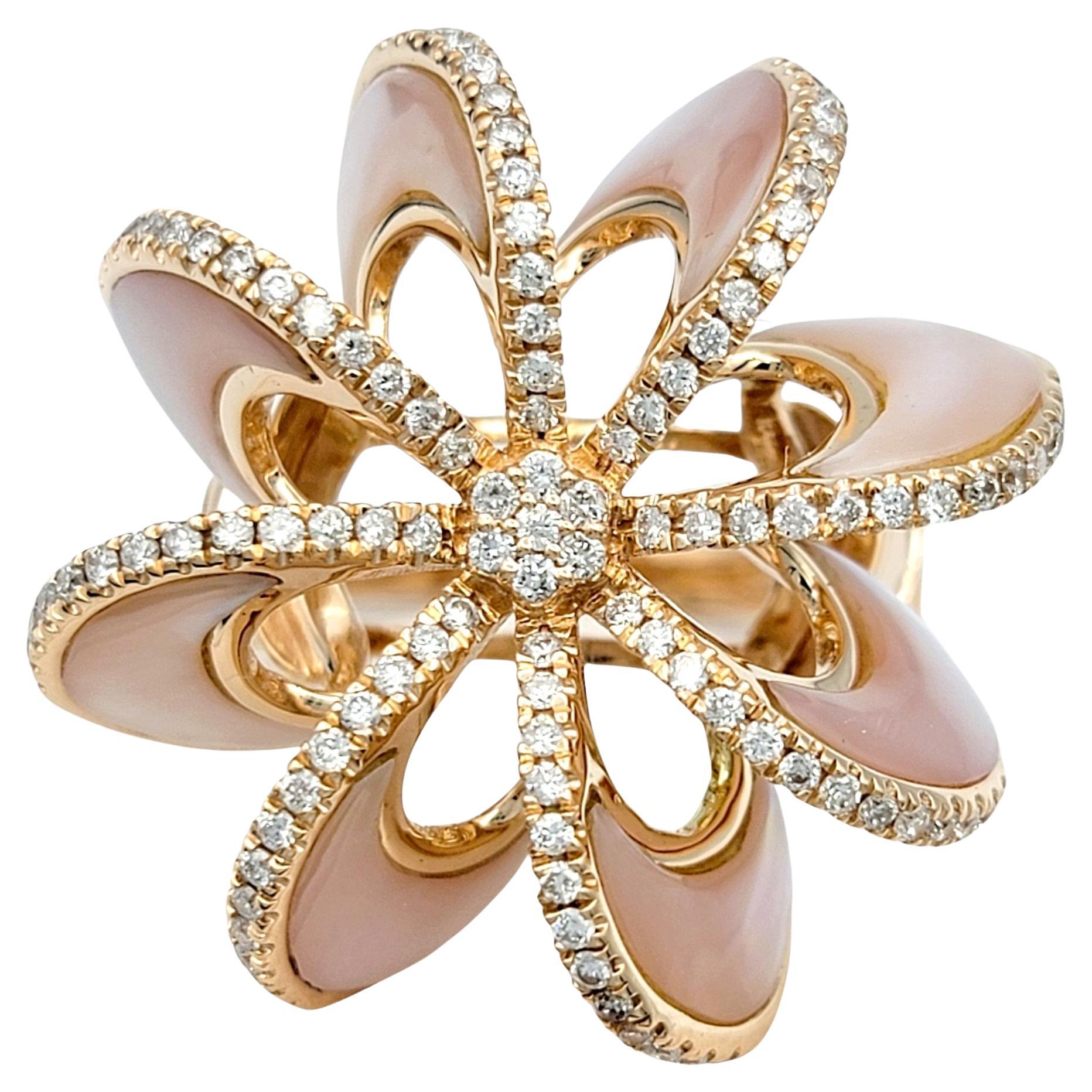 Anillo de cóctel de nácar tallado y molinete de diamantes en oro rosa de 14 quilates