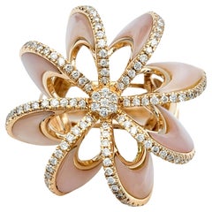Anillo de cóctel de nácar tallado y molinete de diamantes en oro rosa de 14 quilates