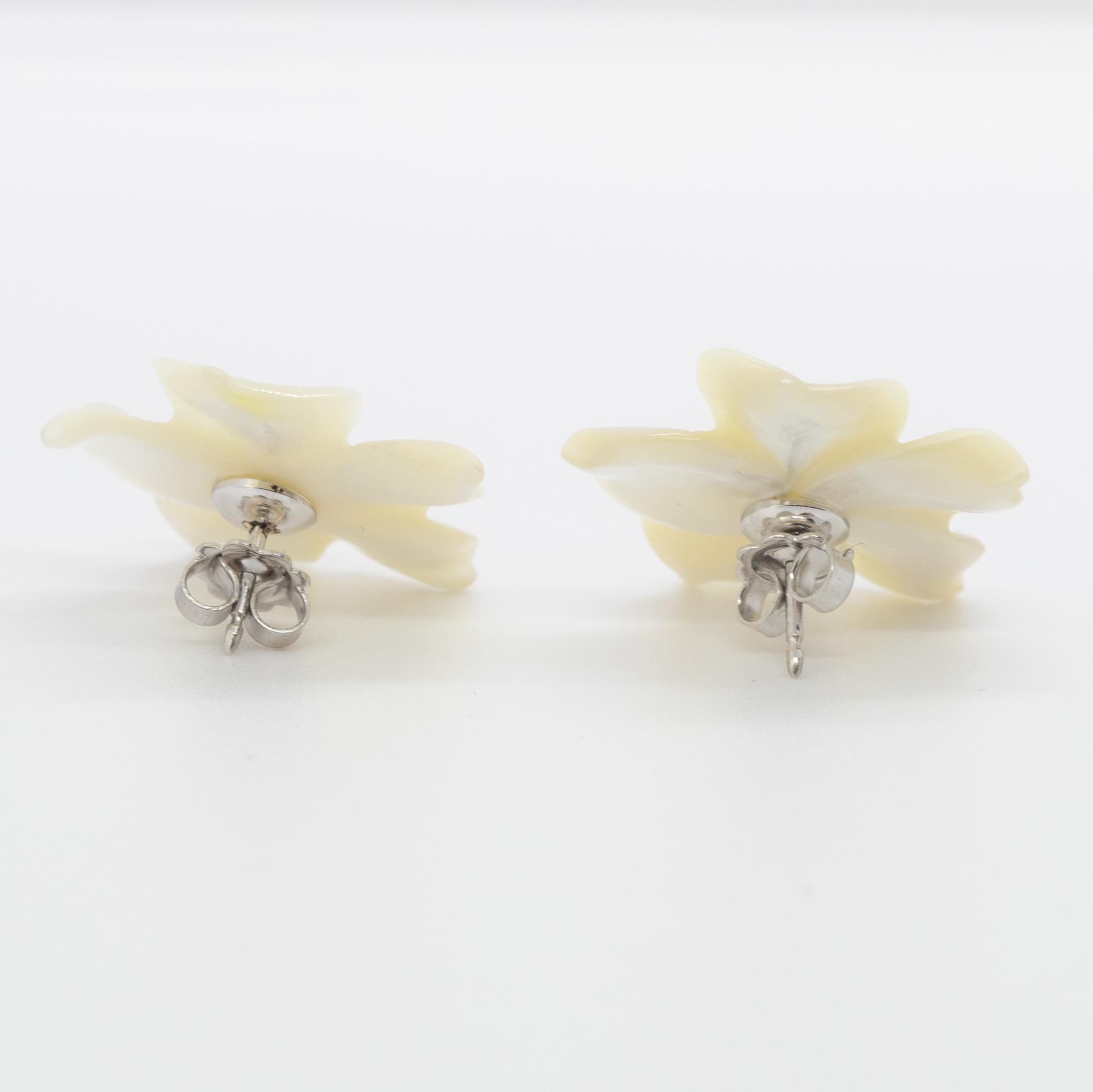 Carved Mother of Pearl Diamond Flower 18k White Gold Stud Cocktail Earrings For Sale 2