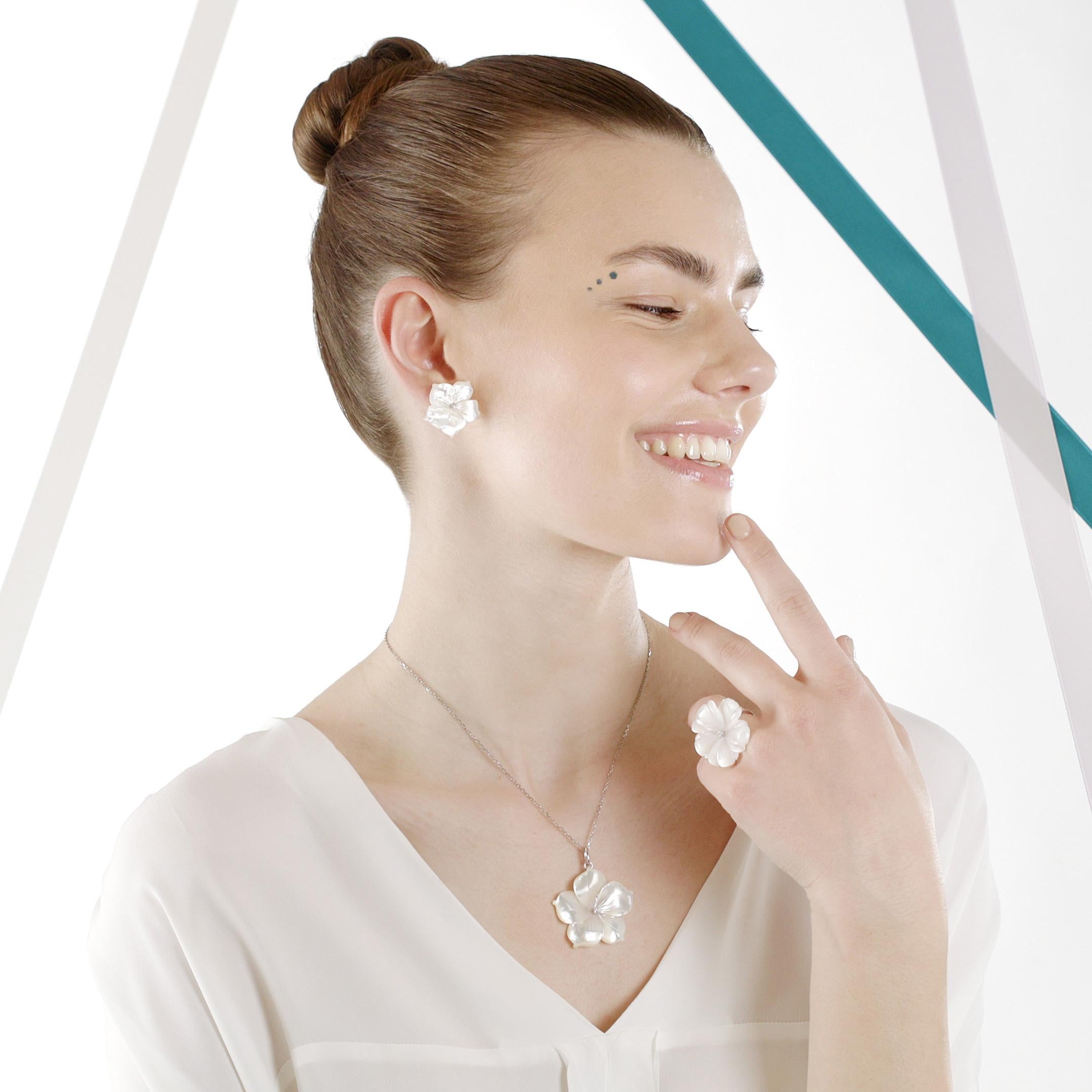 Pendientes de cóctel de oro amarillo de 18 quilates de madreperla tallada con diamantes en forma de flor en venta 9