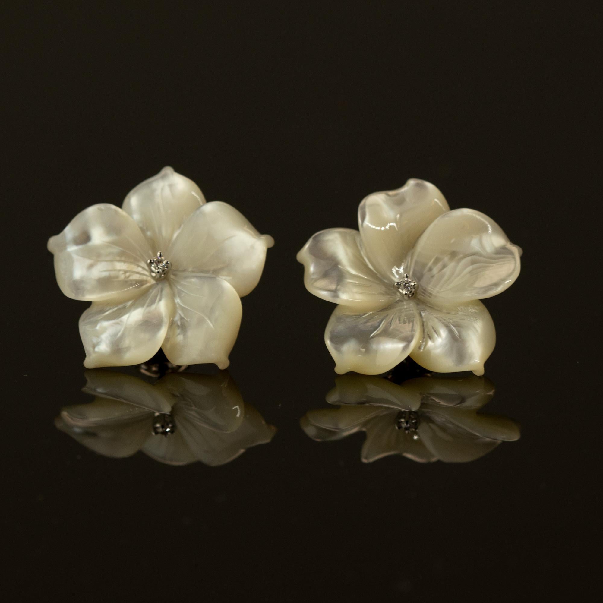 Pendientes de cóctel de oro amarillo de 18 quilates de madreperla tallada con diamantes en forma de flor en Nuevo estado para la venta en Milano, IT