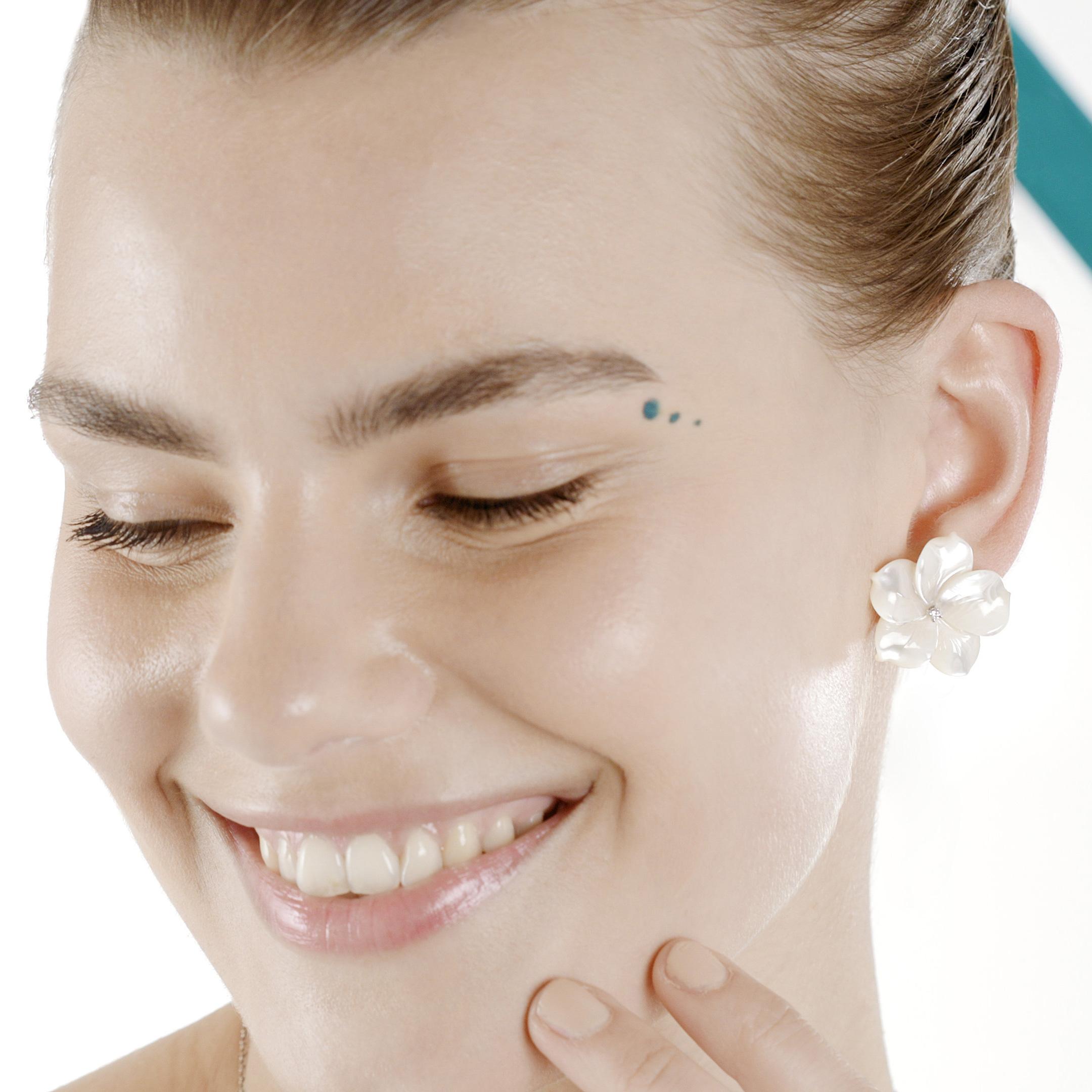 Pétalos tallados que evocan el trabajo de joyería tradicional italiano hecho a mano, envolviéndose en un aspecto suave enriquecido con oro blanco de 18 quilates que manifiesta glamour y gusto exquisito.

Las flores tienen un simbolismo tan fuerte