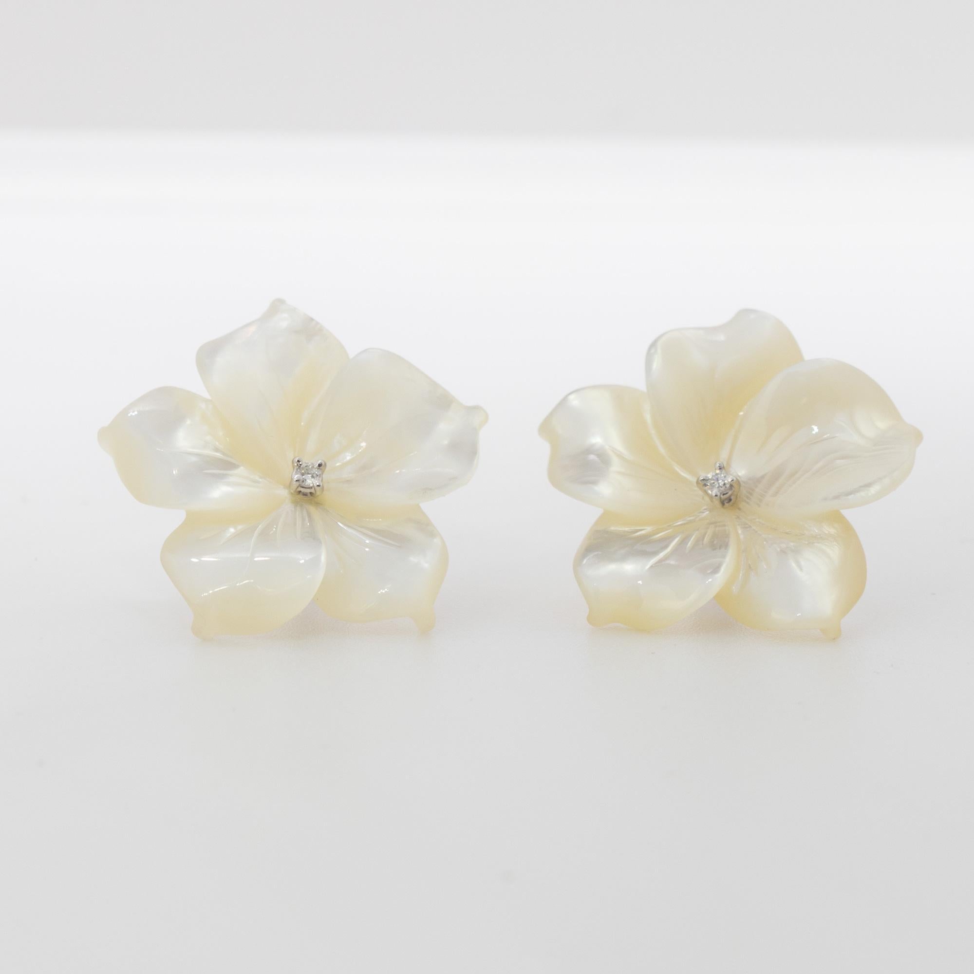 Pendientes de cóctel de oro amarillo de 18 quilates de madreperla tallada con diamantes en forma de flor en venta 1