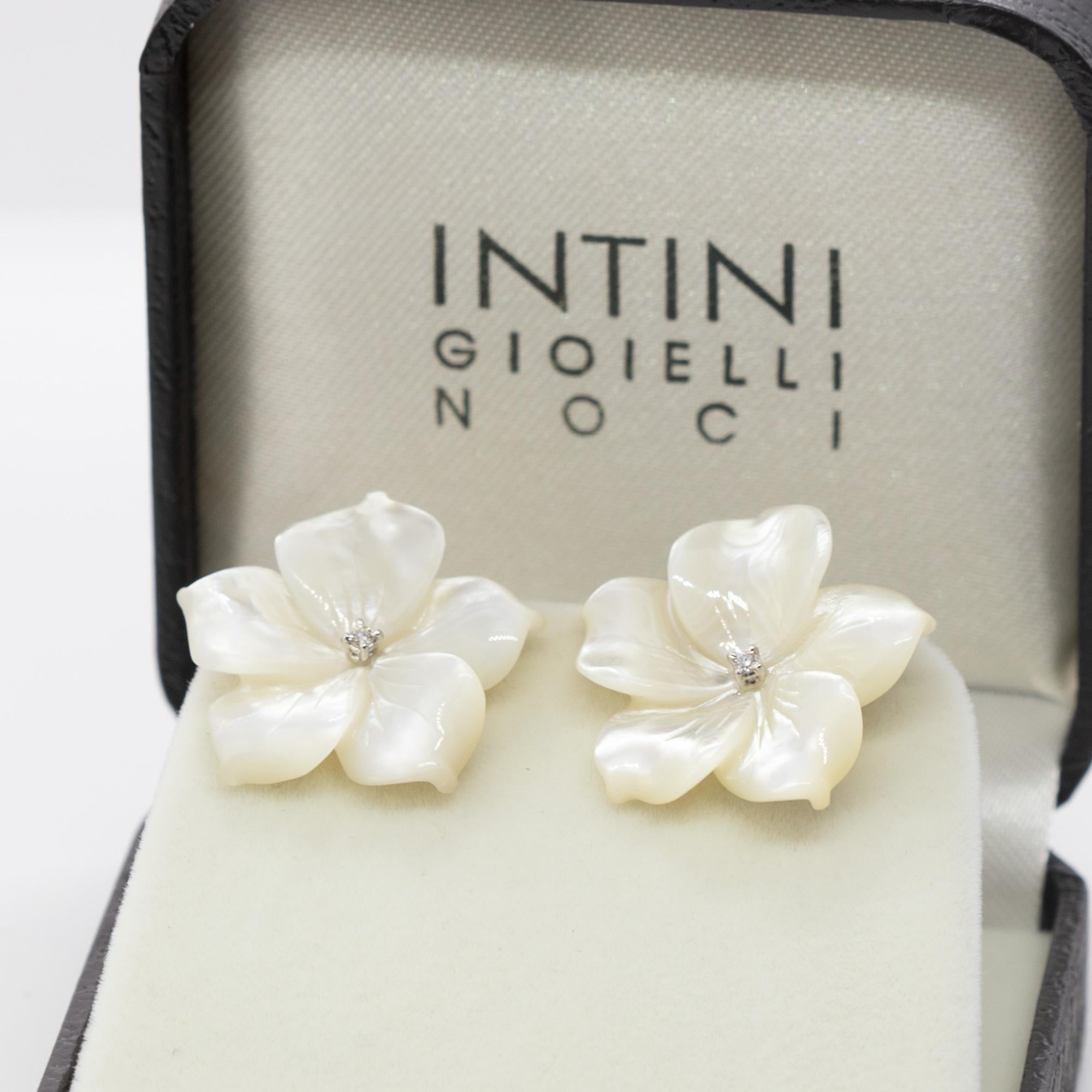 Pendientes de cóctel de oro amarillo de 18 quilates de madreperla tallada con diamantes en forma de flor en venta 5