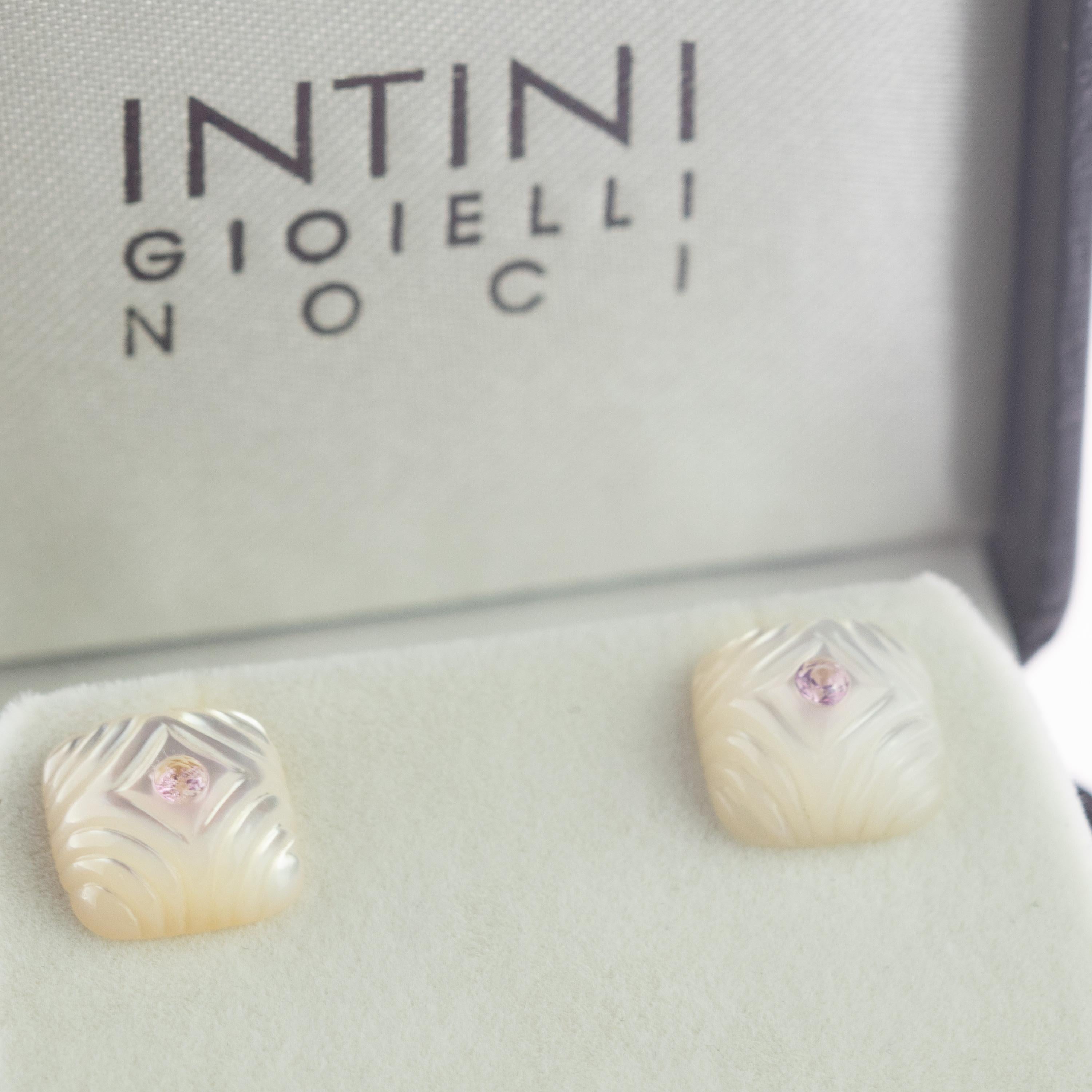 Artisan Clous d'oreilles en or 14 carats avec cabochon carré en nacre sculptée et saphir rose en vente