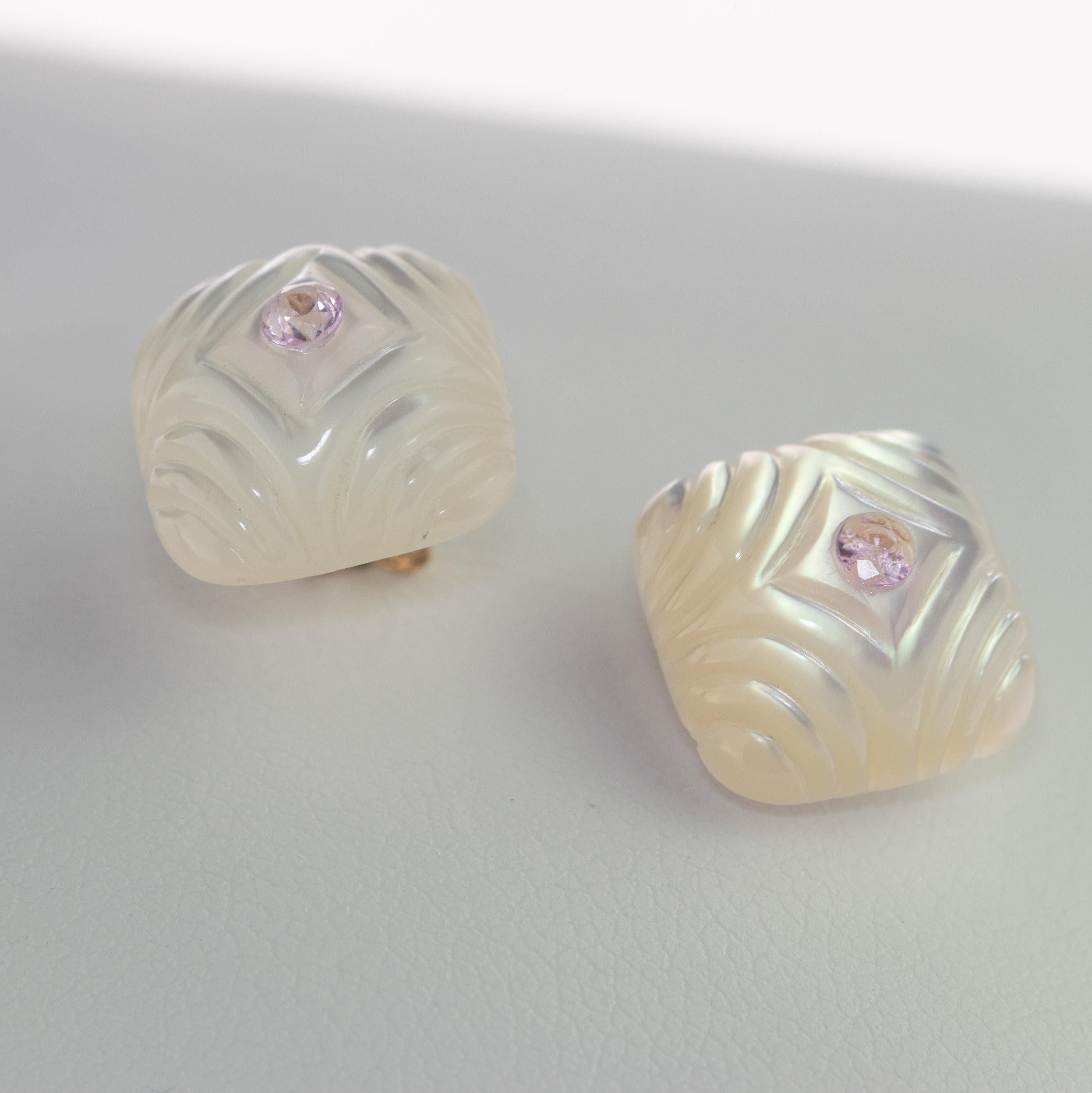Merveilleuses boucles d'oreilles carrées sculptées. cabochon de nacre naturelle de 12 carats agrémenté d'un délicat saphir rose au centre. Avec une sculpture unique de lignes en forme de diamant qui partent de son centre pour encadrer l'extrémité de
