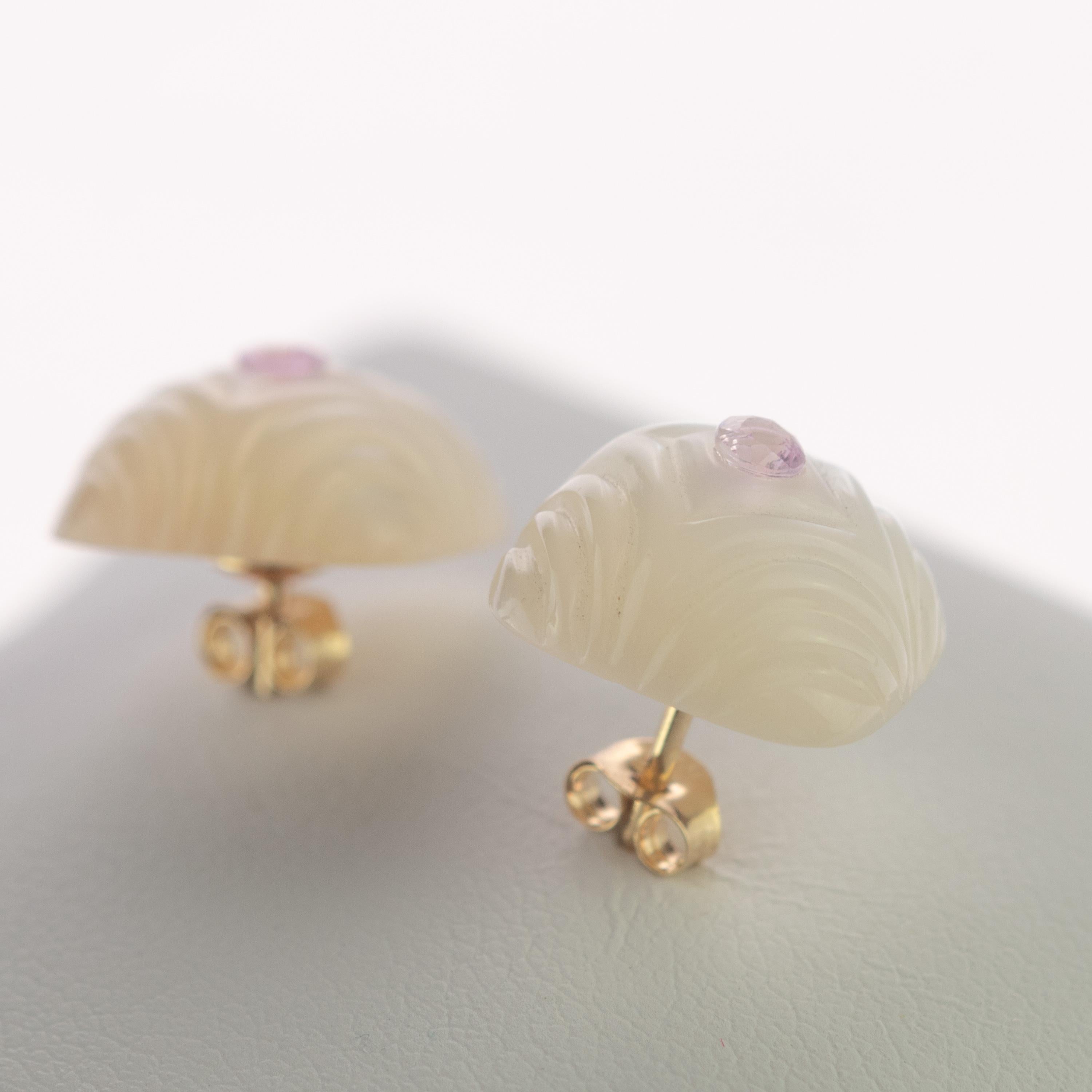 Taille carrée Clous d'oreilles en or 14 carats avec cabochon carré en nacre sculptée et saphir rose en vente