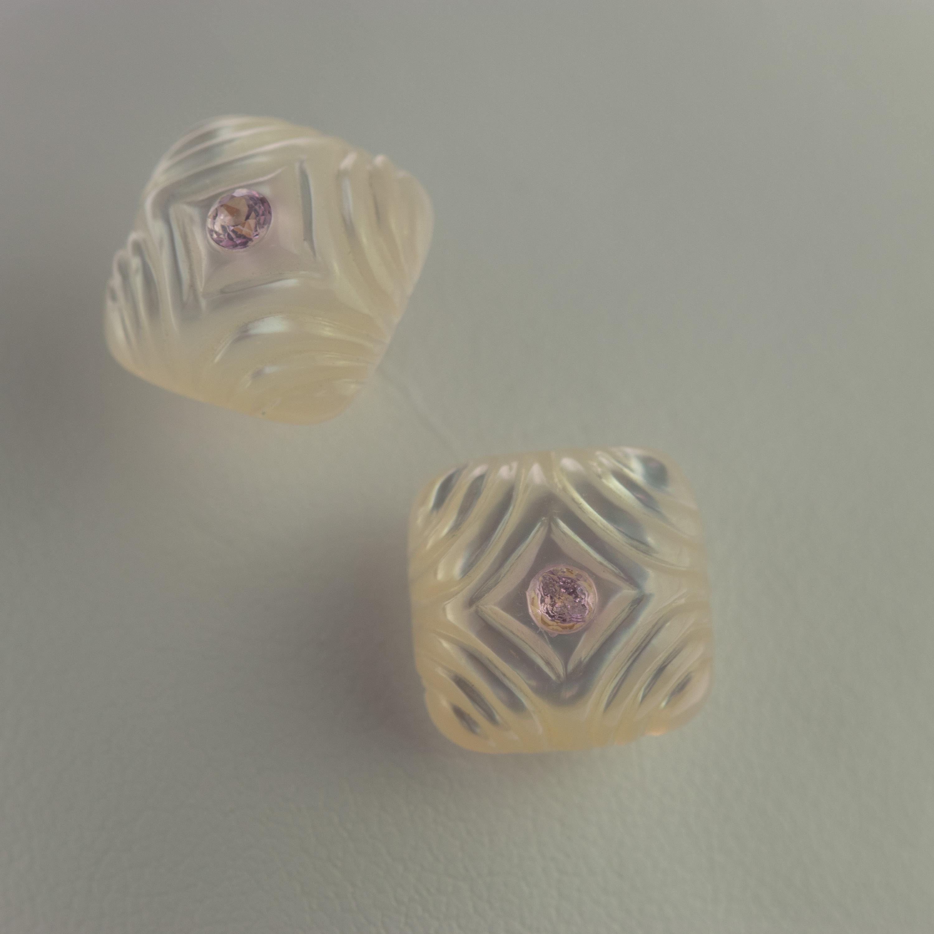 Clous d'oreilles en or 14 carats avec cabochon carré en nacre sculptée et saphir rose Neuf - En vente à Milano, IT