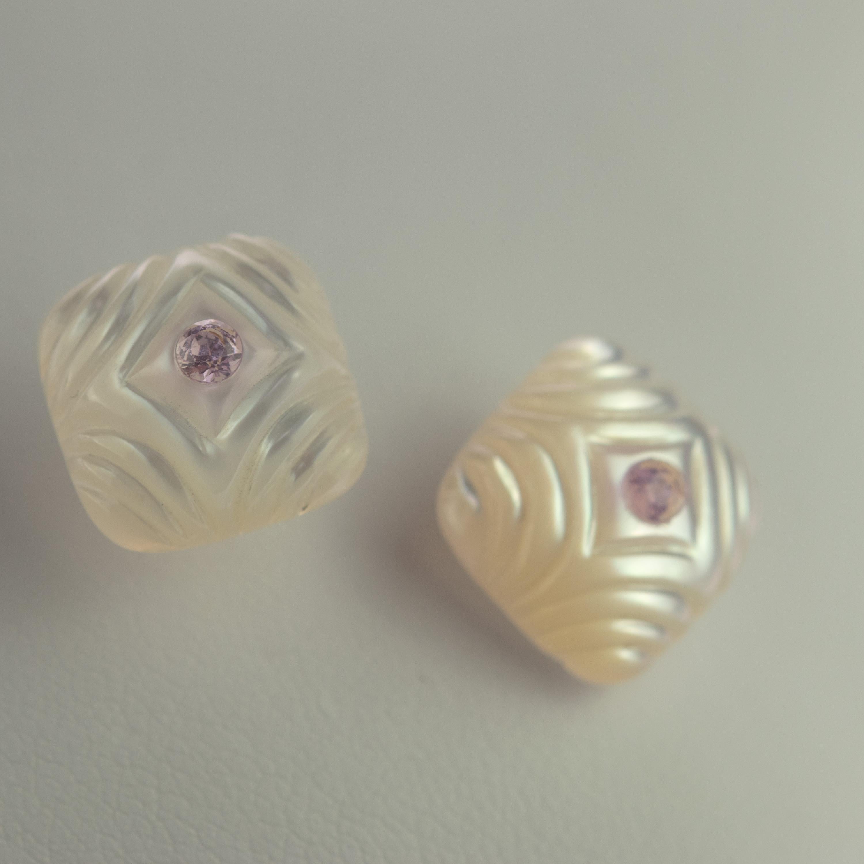 Clous d'oreilles en or 14 carats avec cabochon carré en nacre sculptée et saphir rose Unisexe en vente