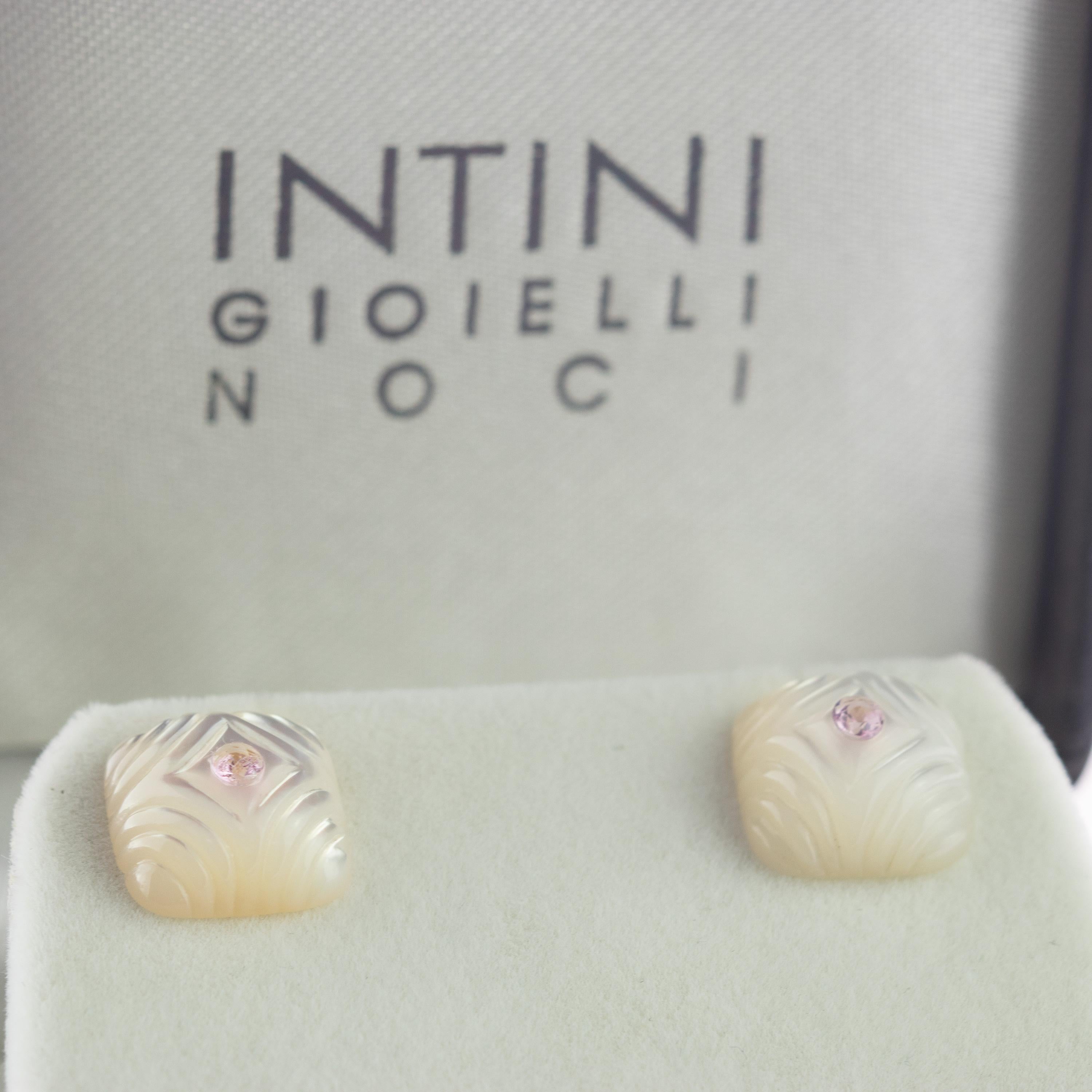 Clous d'oreilles en or 14 carats avec cabochon carré en nacre sculptée et saphir rose en vente 1