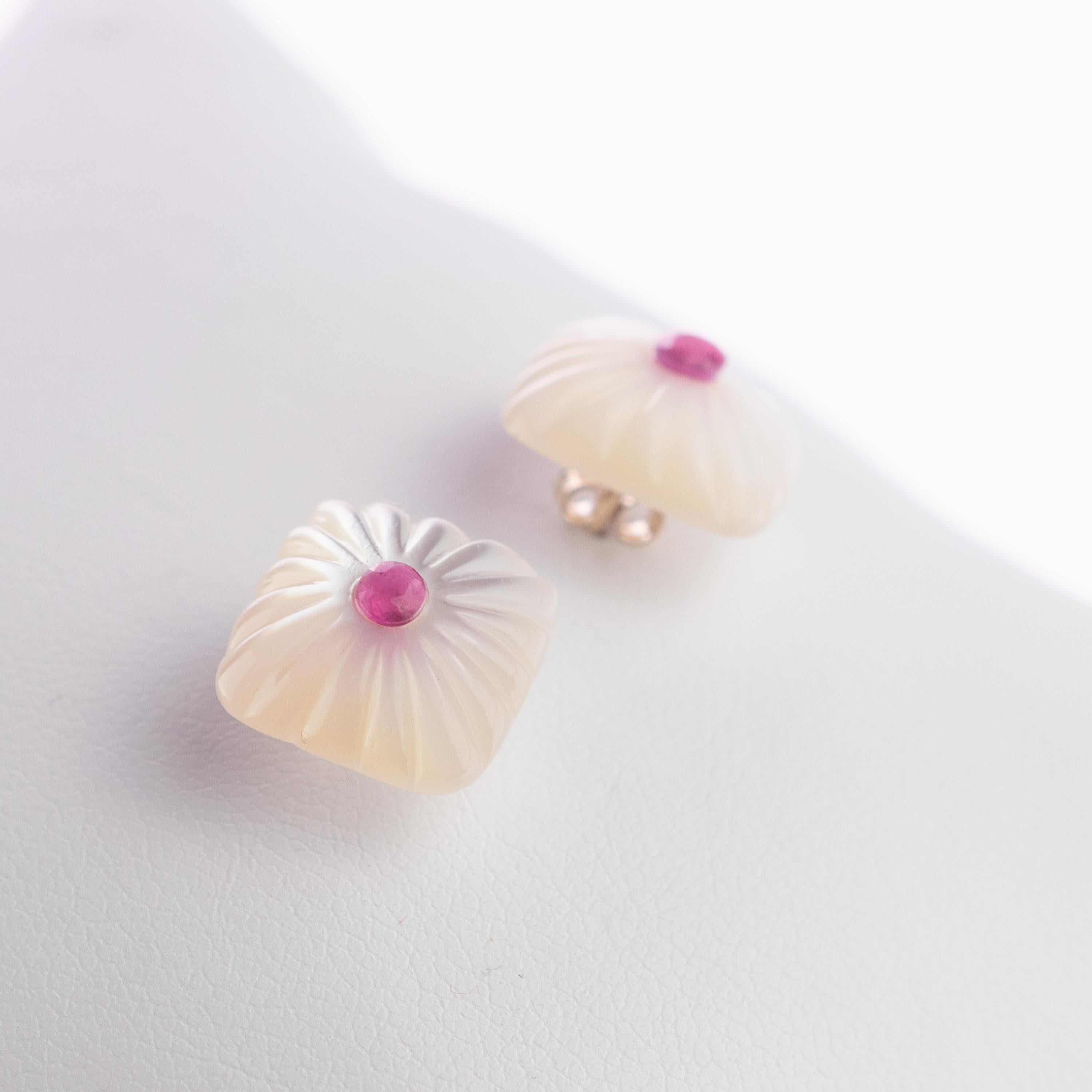  Merveilleuses boucles d'oreilles carrées sculptées. cabochon de nacre naturelle de 10 carats agrémenté d'un délicat rubis au centre. Avec une sculpture unique de lignes évoquant toute la tradition italienne, le résultat est un chef-d'œuvre étonnant