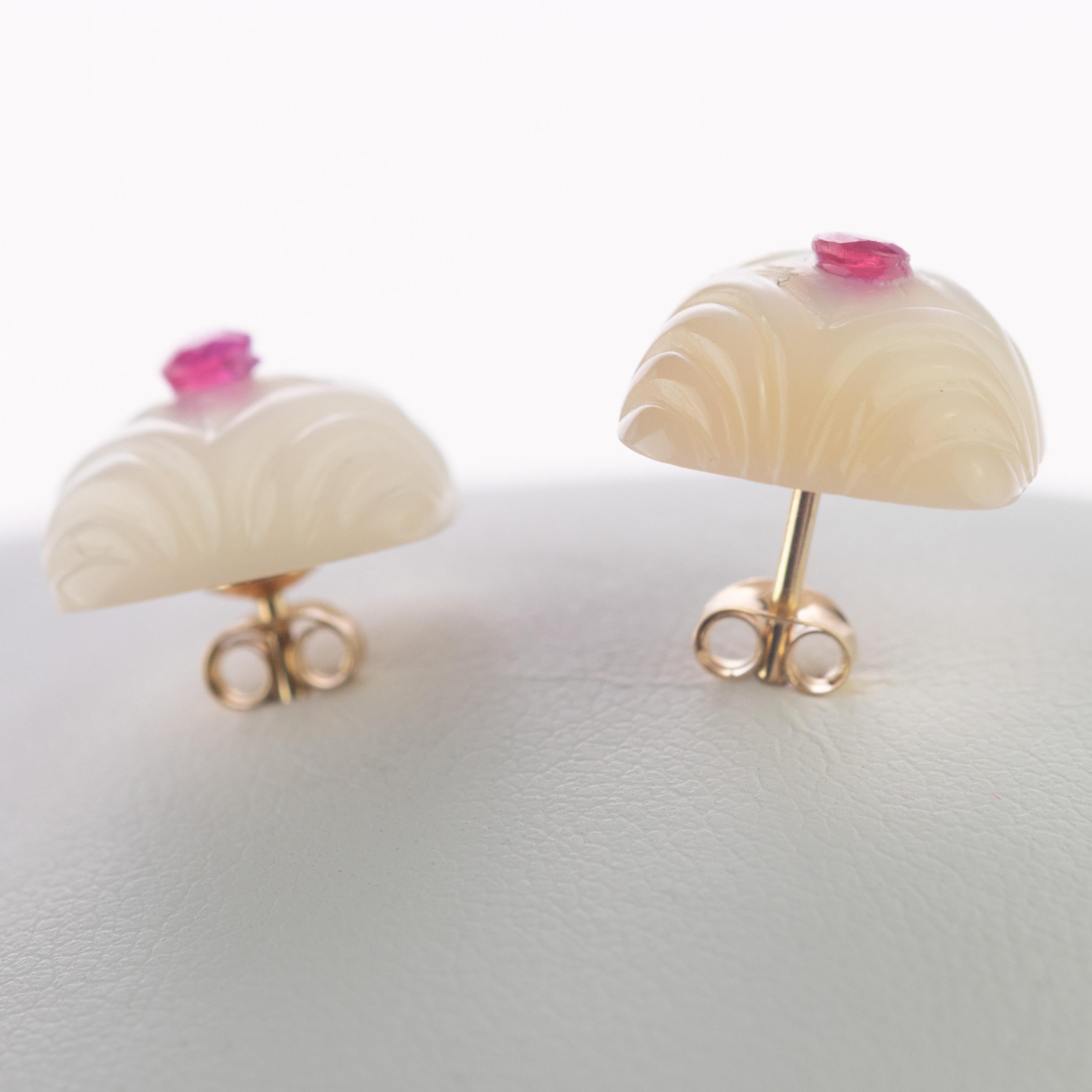  Merveilleuses boucles d'oreilles carrées sculptées. cabochon de nacre naturelle de 10 carats agrémenté d'un délicat rubis au centre. Avec une sculpture unique de lignes évoquant toute la tradition italienne, le résultat est un chef-d'œuvre étonnant