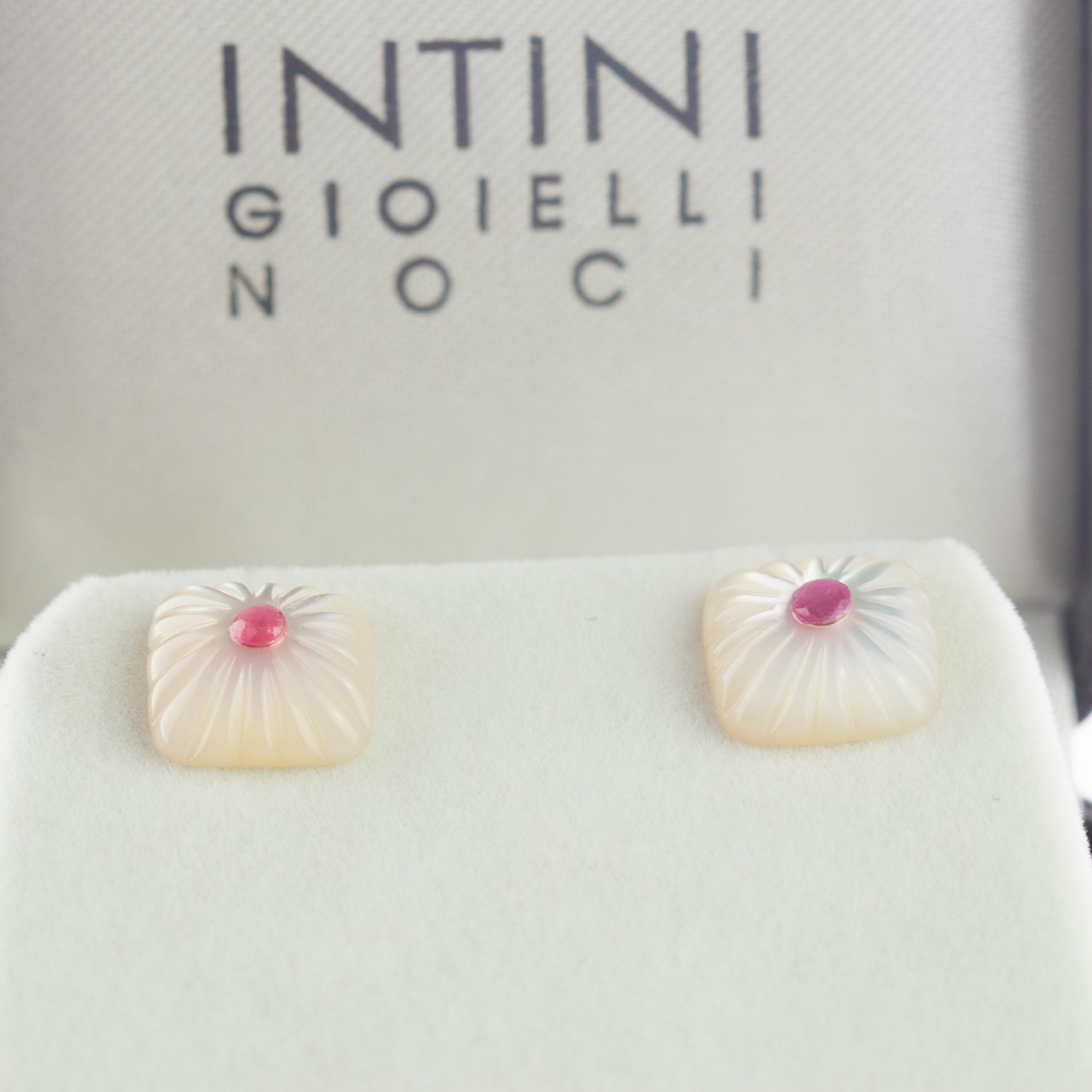 Artisan Clous d'oreilles chics en or 14 carats avec cabochon carré en nacre sculptée et rubis en vente