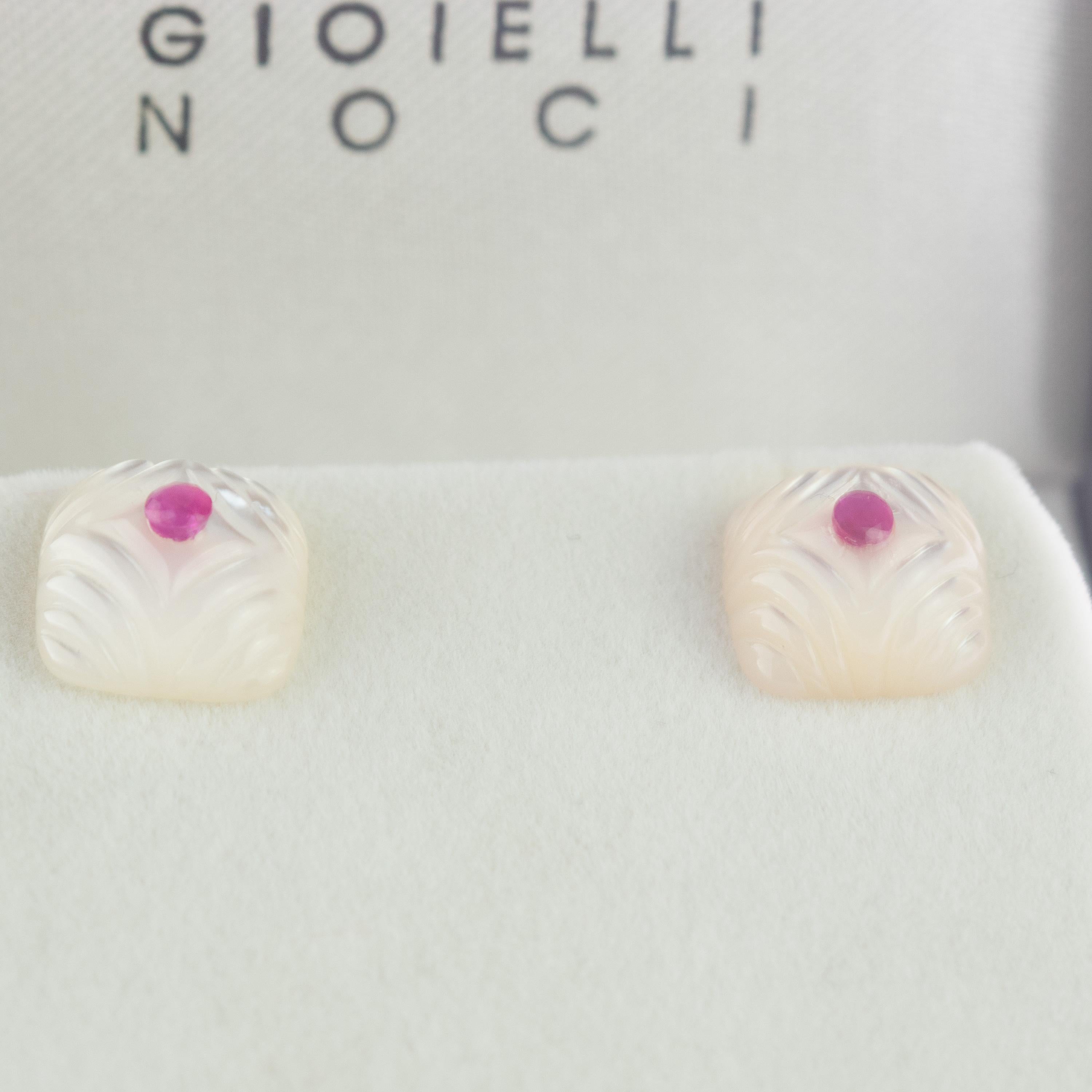 Artisan Clous d'oreilles chics en or 14 carats avec cabochon carré en nacre sculptée et rubis en vente