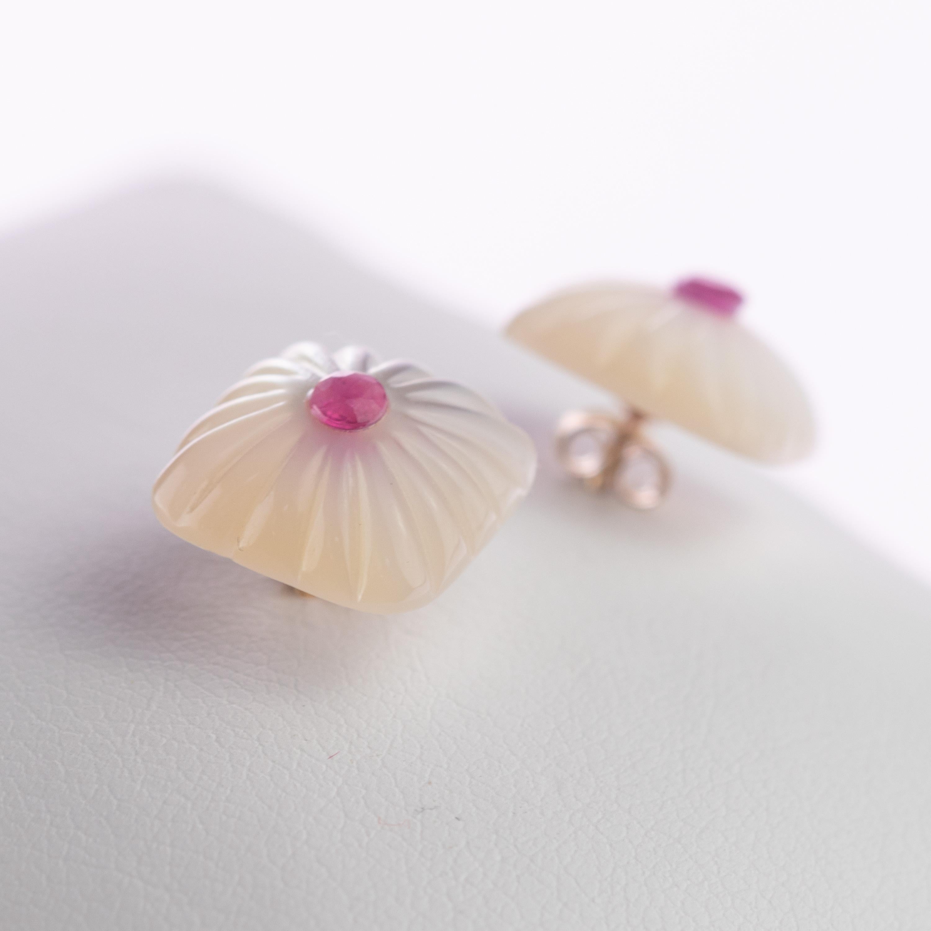 Taille mixte Clous d'oreilles chics en or 14 carats avec cabochon carré en nacre sculptée et rubis en vente