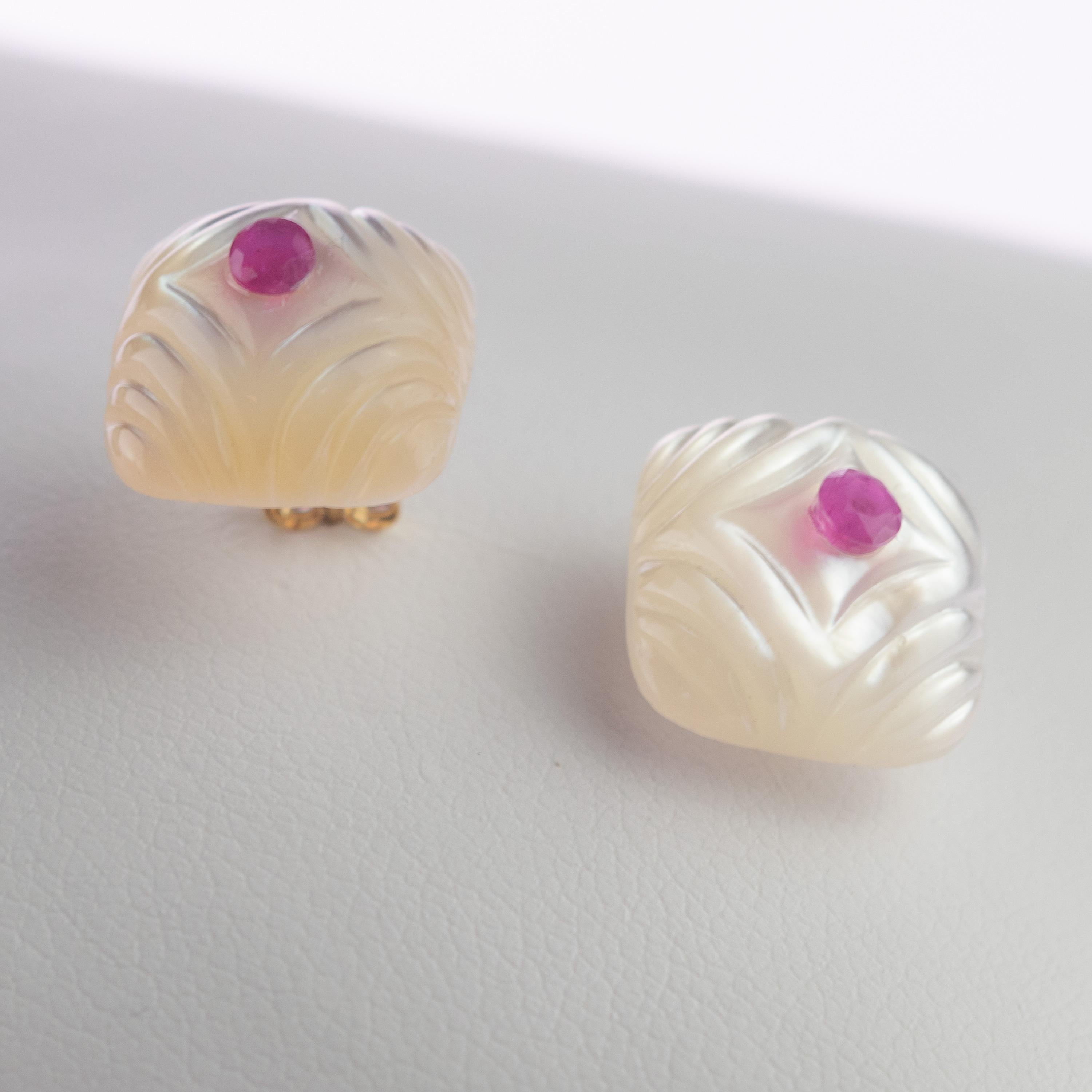 Taille mixte Clous d'oreilles chics en or 14 carats avec cabochon carré en nacre sculptée et rubis en vente