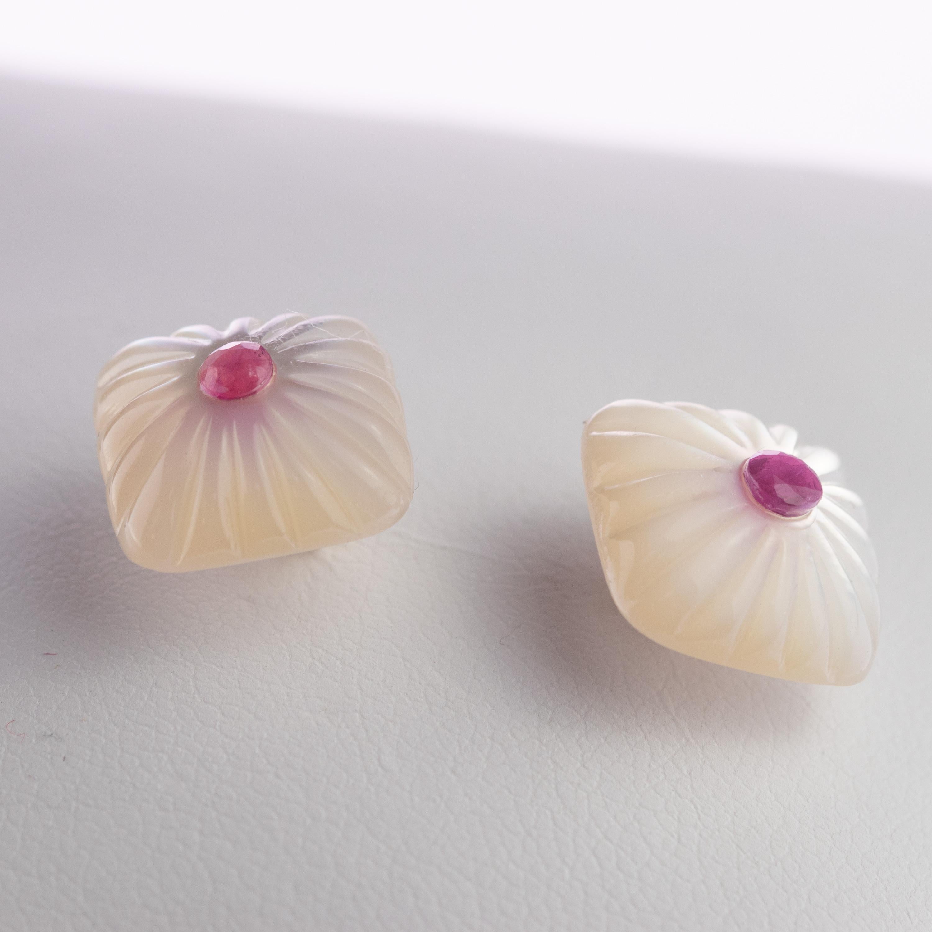 Clous d'oreilles chics en or 14 carats avec cabochon carré en nacre sculptée et rubis Neuf - En vente à Milano, IT