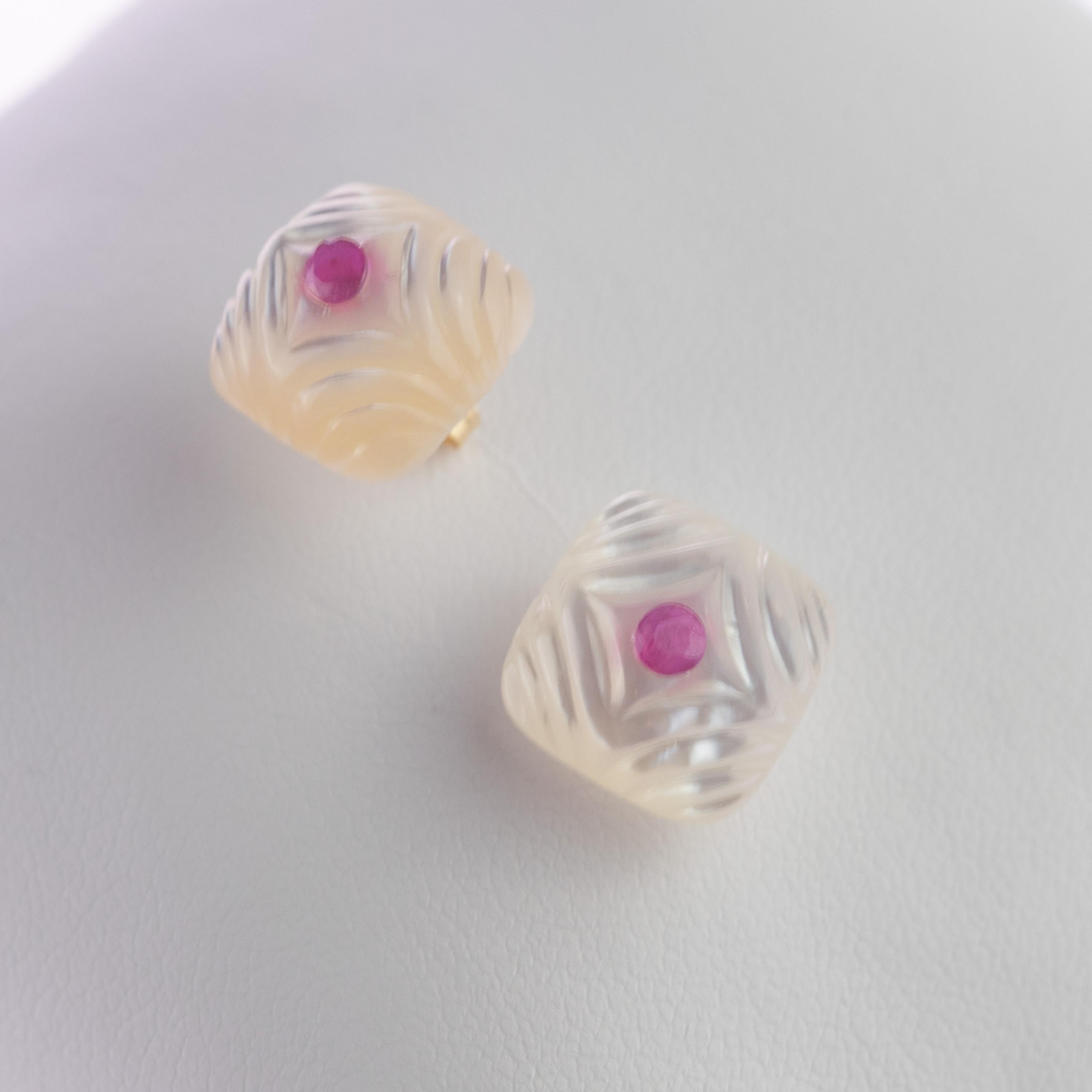 Clous d'oreilles chics en or 14 carats avec cabochon carré en nacre sculptée et rubis Neuf - En vente à Milano, IT