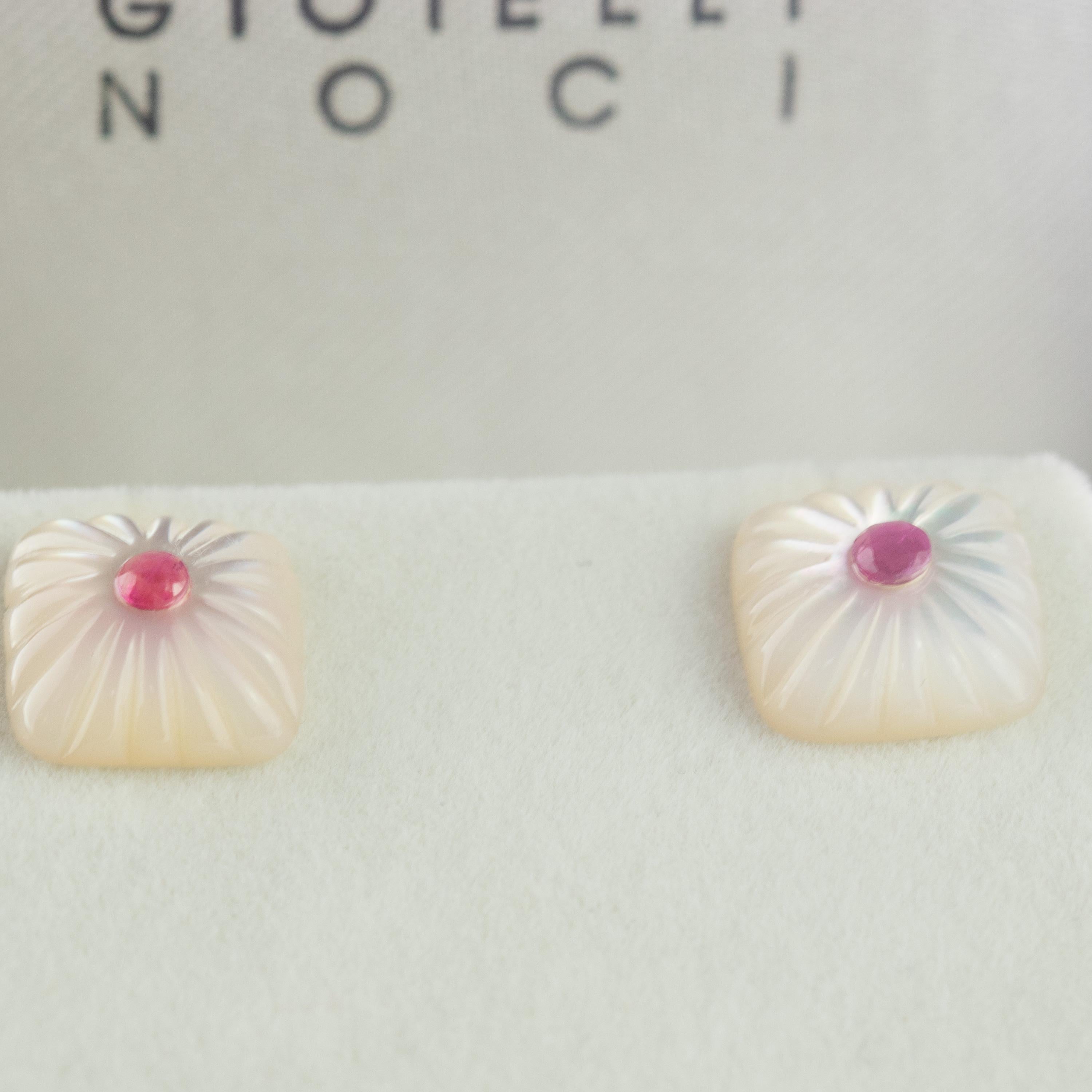 Clous d'oreilles chics en or 14 carats avec cabochon carré en nacre sculptée et rubis Unisexe en vente