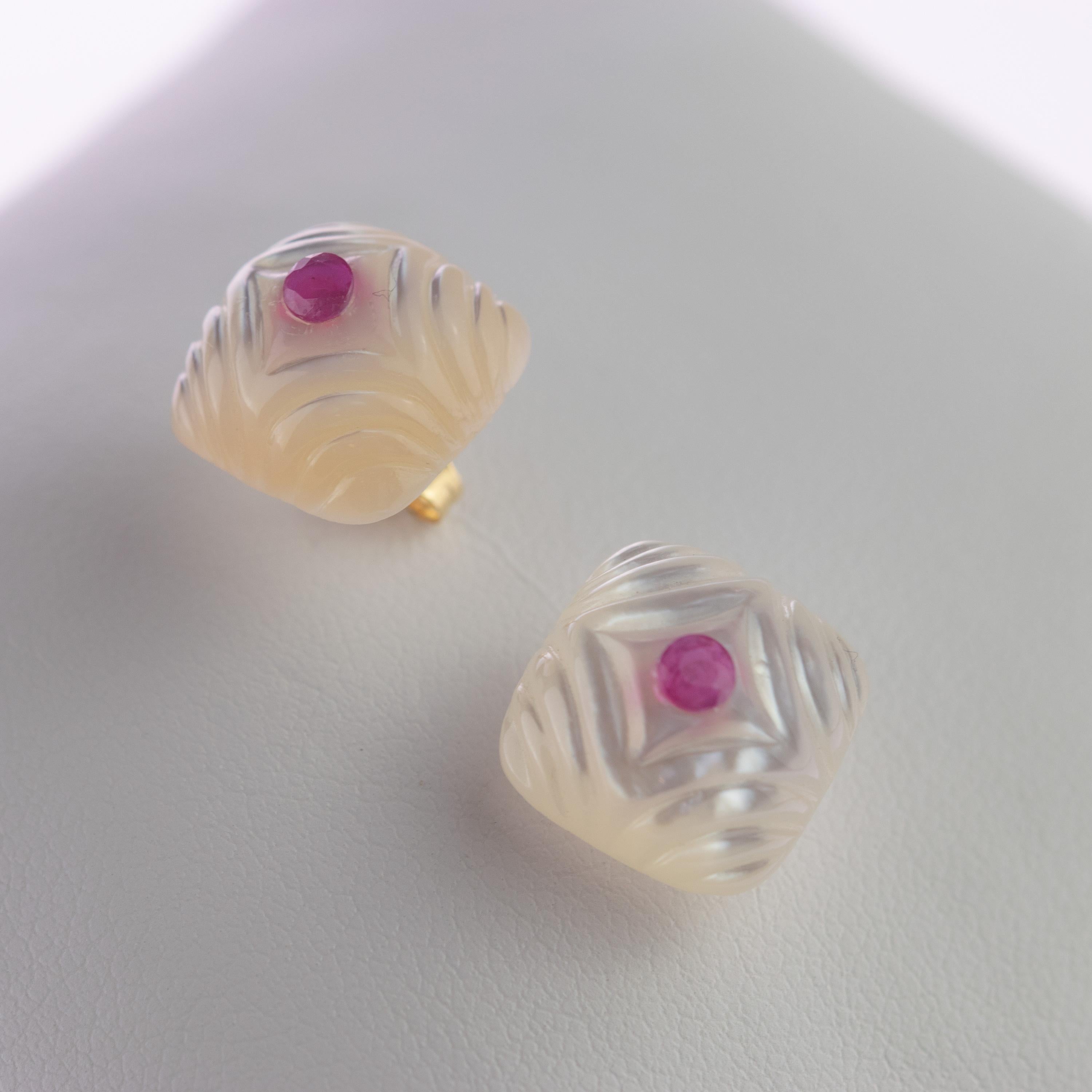 Clous d'oreilles chics en or 14 carats avec cabochon carré en nacre sculptée et rubis Unisexe en vente