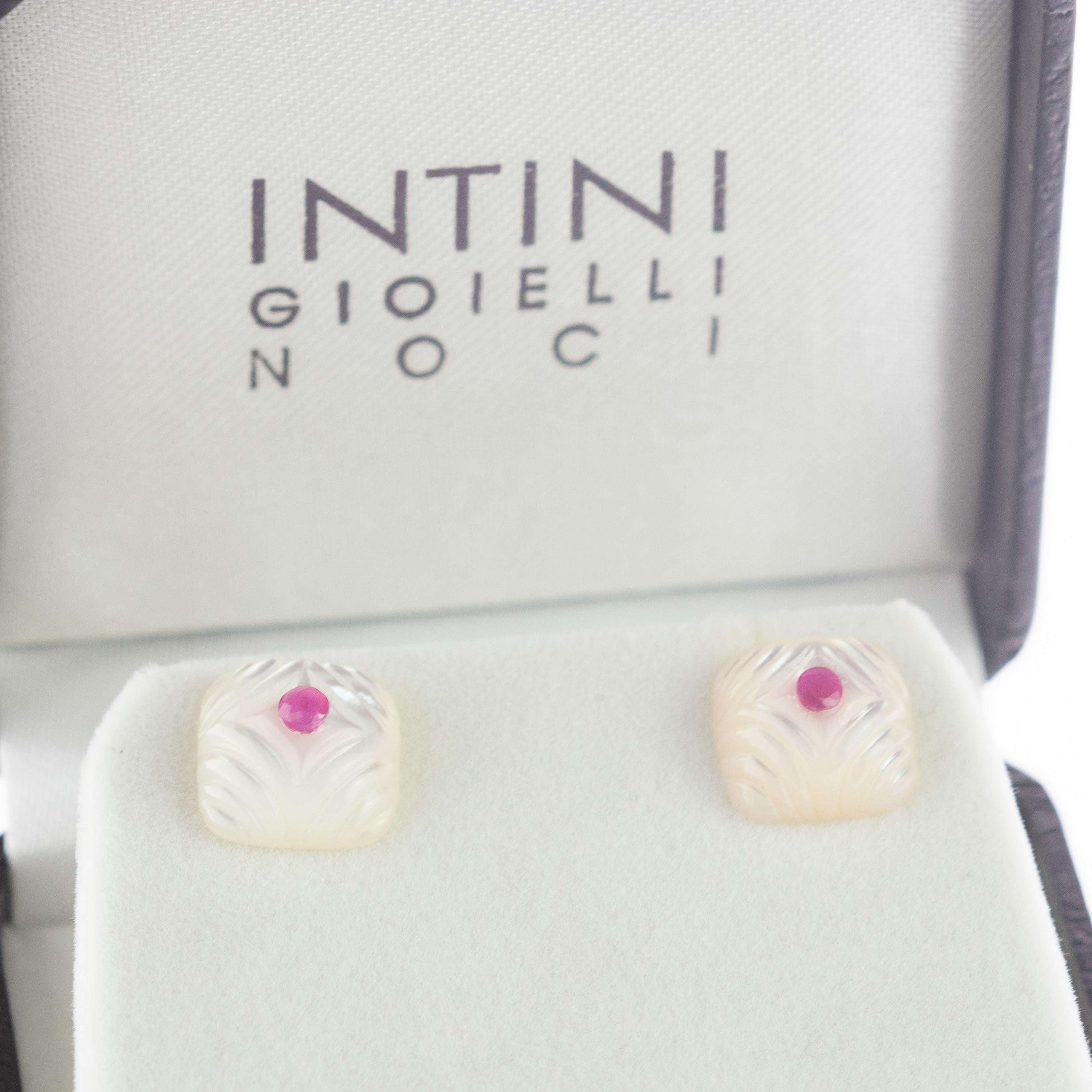 Clous d'oreilles chics en or 14 carats avec cabochon carré en nacre sculptée et rubis en vente 1