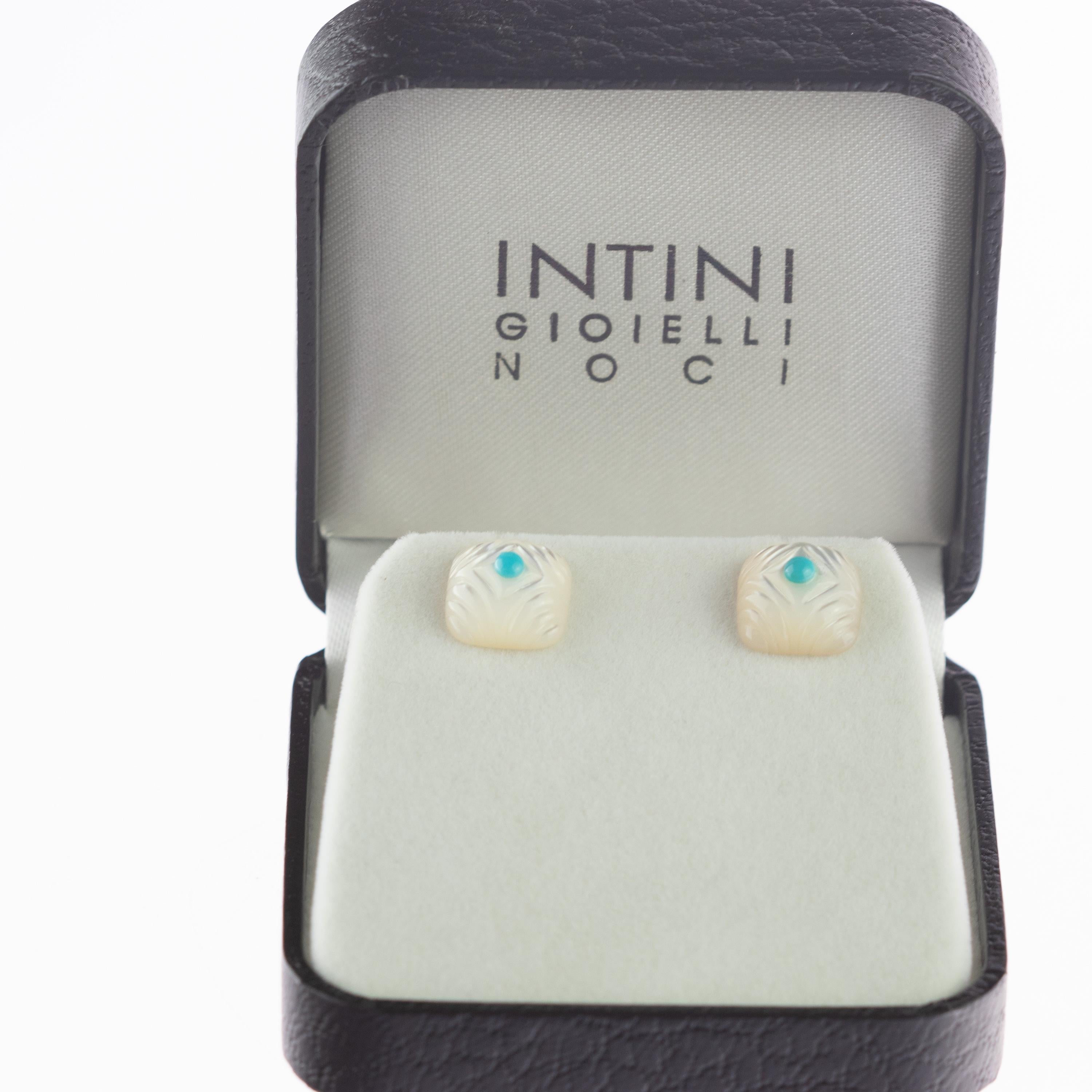 Wunderschöne geschnitzte quadratische Ohrstecker. 12 Karat natürlicher Perlmutt-Cabochon, verziert mit einer zarten Türkisperle in der Mitte. Mit einer einzigartigen Schnitzerei von Linien in Form eines Diamanten, die von der Mitte ausgehen und das