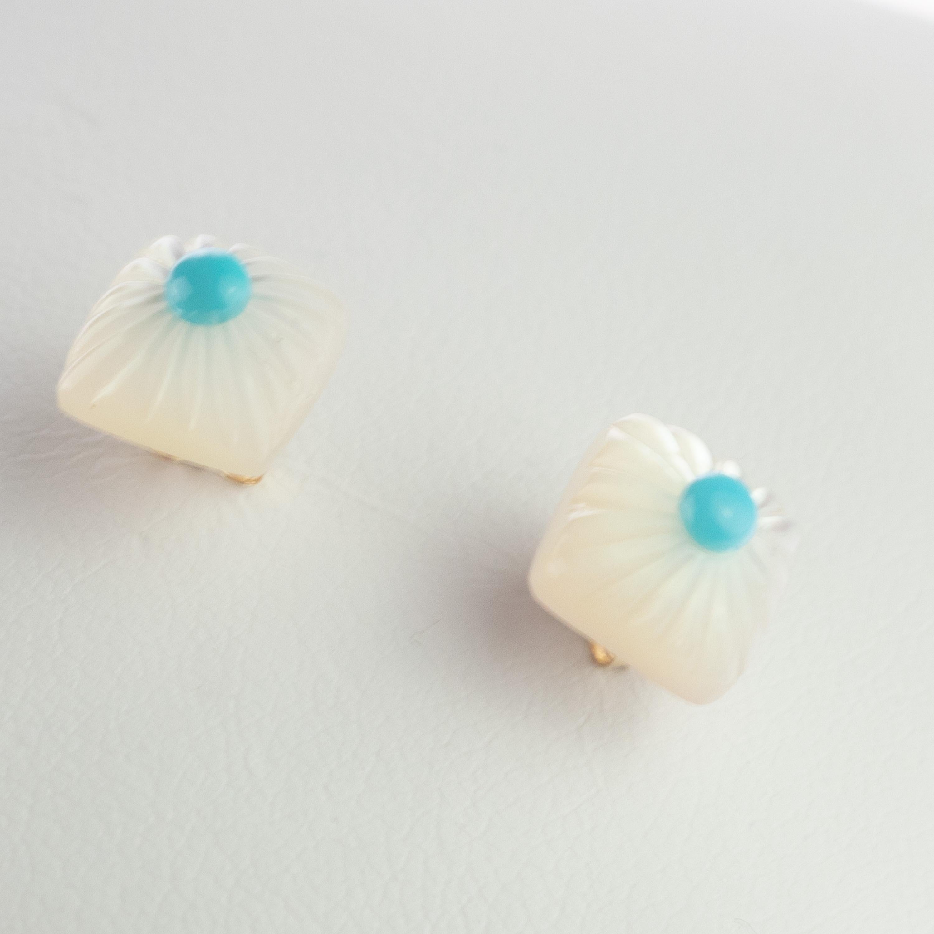 Merveilleuses boucles d'oreilles carrées sculptées. cabochon de nacre naturelle de 12 carats agrémenté d'une délicate perle de turquoise au centre. Avec une sculpture unique de lignes façonnées qui viennent du centre pour encadrer l'extrémité du