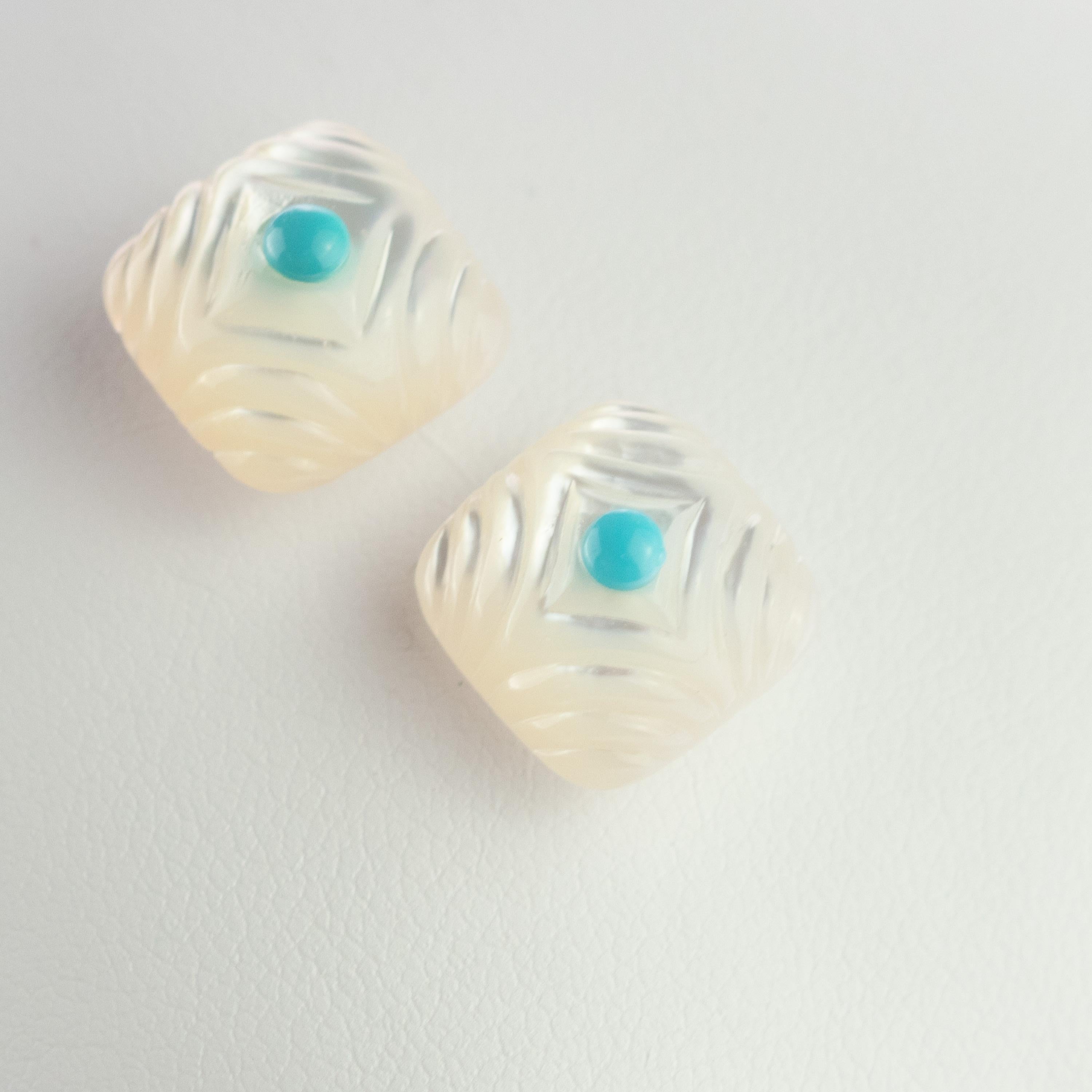 Geschnitzte Perlmutt quadratische Cabochon Türkis 14 Karat Gold Ohrstecker (Kunsthandwerker*in) im Angebot